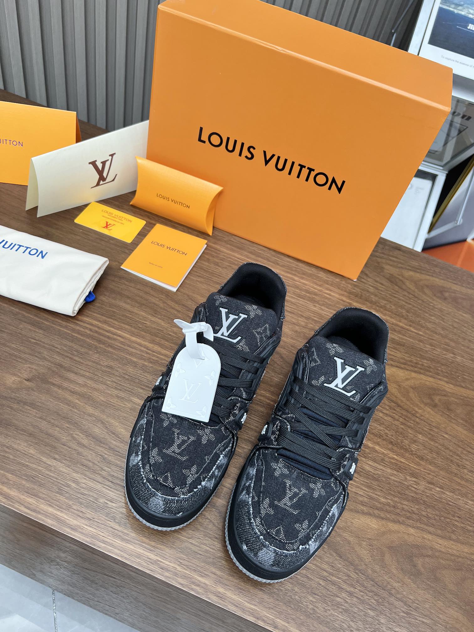 芯片感应 顶级版本驴家2023新色情侣款, LV-路易-威登 原版1:1开发顶级版本!! 鞋面由意大利进口小牛皮拼接,后边饰有品牌LOGO标志,皮面意大利小牛皮网布内里 网布原版开模垫脚,脚感超舒适 图2