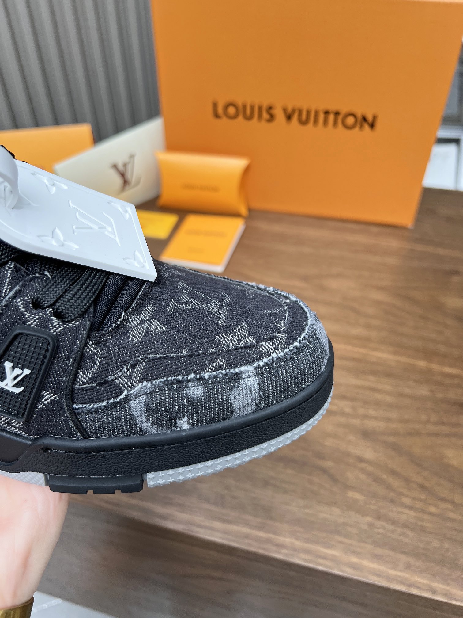 芯片感应 顶级版本驴家2023新色情侣款, LV-路易-威登 原版1:1开发顶级版本!! 鞋面由意大利进口小牛皮拼接,后边饰有品牌LOGO标志,皮面意大利小牛皮网布内里 网布原版开模垫脚,脚感超舒适 图10