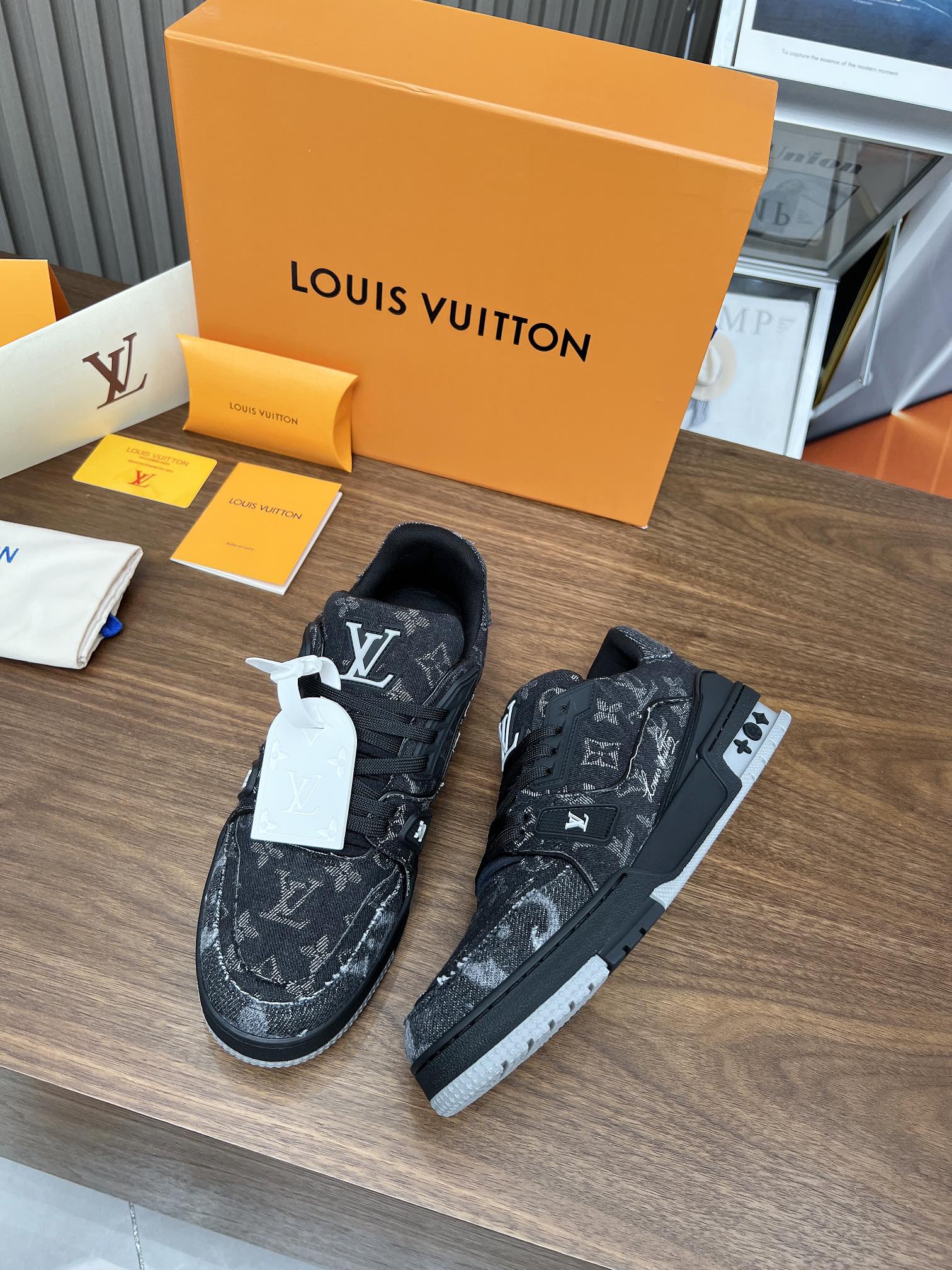 芯片感应 顶级版本驴家2023新色情侣款, LV-路易-威登 原版1:1开发顶级版本!! 鞋面由意大利进口小牛皮拼接,后边饰有品牌LOGO标志,皮面意大利小牛皮网布内里 网布原版开模垫脚,脚感超舒适 图3