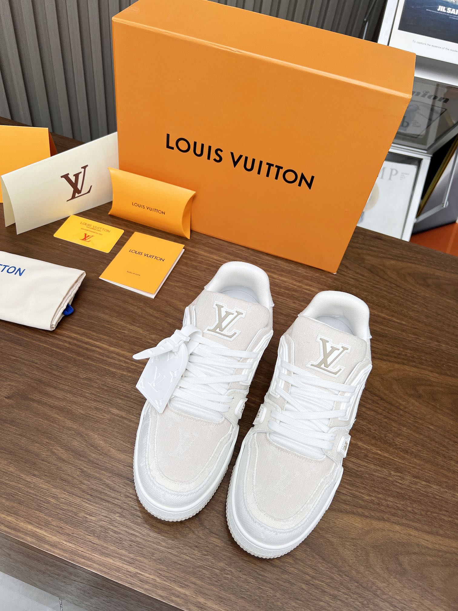 芯片感应 顶级版本驴家2023新色情侣款, LV-路易-威登 原版1:1开发顶级版本!! 鞋面由意大利进口小牛皮拼接,后边饰有品牌LOGO标志,皮面意大利小牛皮网布内里 网布原版开模垫脚,脚感超舒适 图5