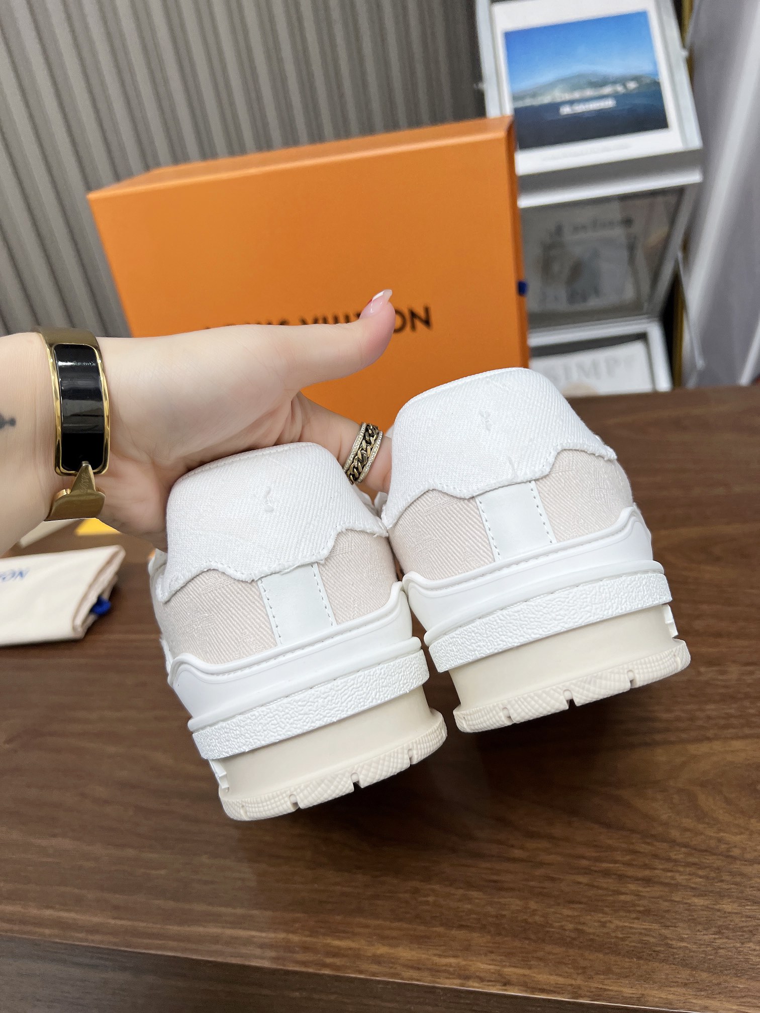 芯片感应 顶级版本驴家2023新色情侣款, LV-路易-威登 原版1:1开发顶级版本!! 鞋面由意大利进口小牛皮拼接,后边饰有品牌LOGO标志,皮面意大利小牛皮网布内里 网布原版开模垫脚,脚感超舒适 图6