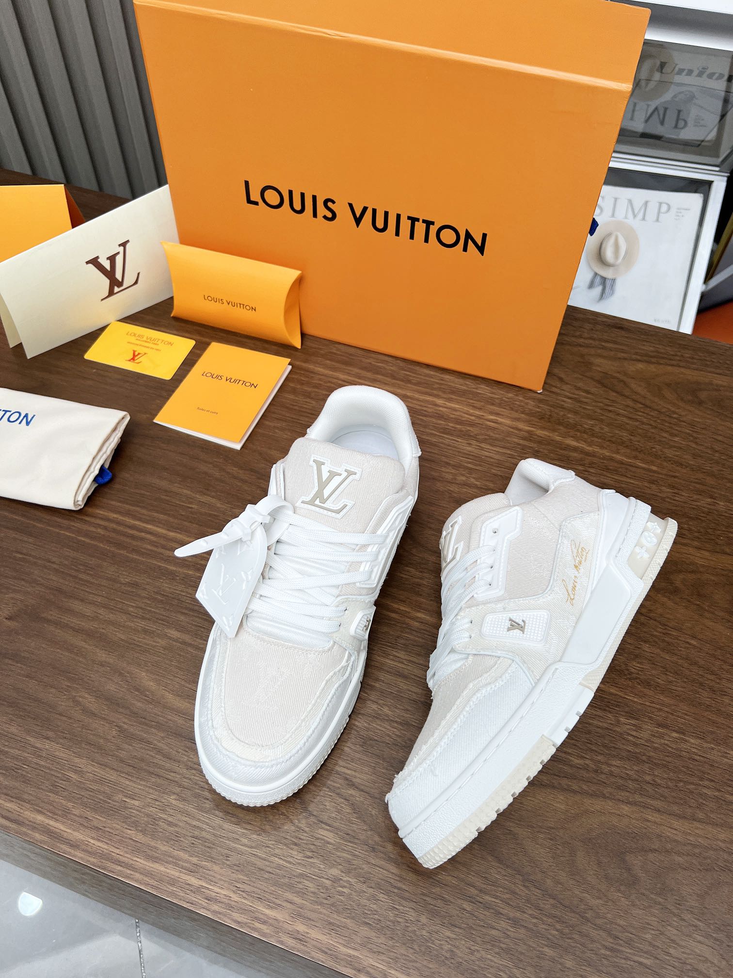 芯片感应 顶级版本驴家2023新色情侣款, LV-路易-威登 原版1:1开发顶级版本!! 鞋面由意大利进口小牛皮拼接,后边饰有品牌LOGO标志,皮面意大利小牛皮网布内里 网布原版开模垫脚,脚感超舒适 图2
