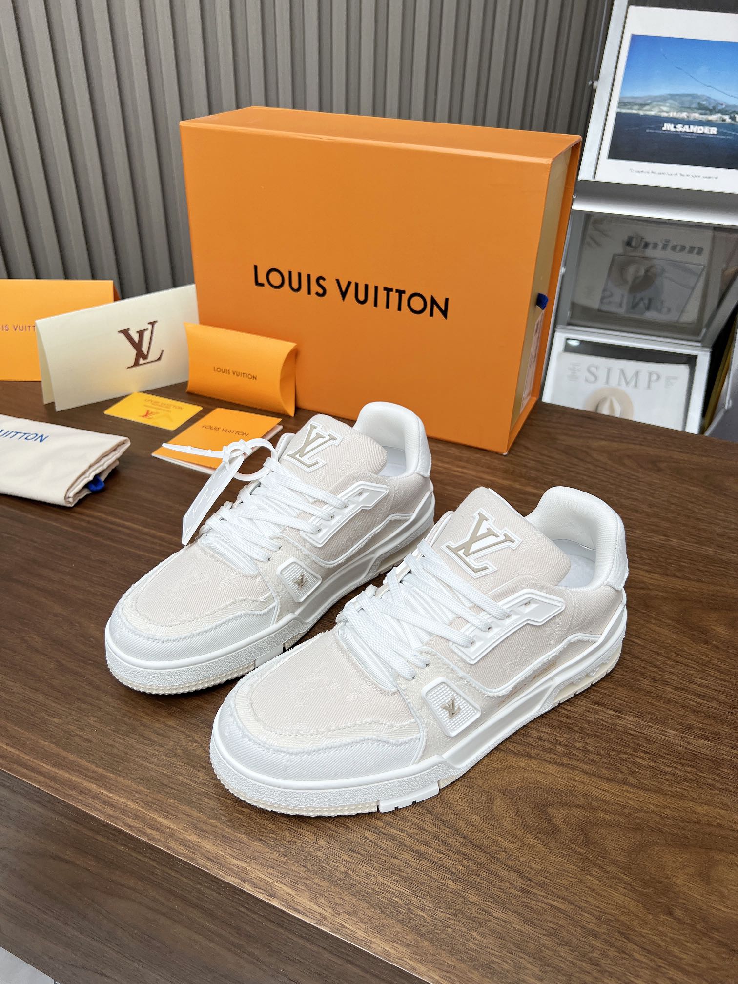 芯片感应 顶级版本驴家2023新色情侣款, LV-路易-威登 原版1:1开发顶级版本!! 鞋面由意大利进口小牛皮拼接,后边饰有品牌LOGO标志,皮面意大利小牛皮网布内里 网布原版开模垫脚,脚感超舒适 图4