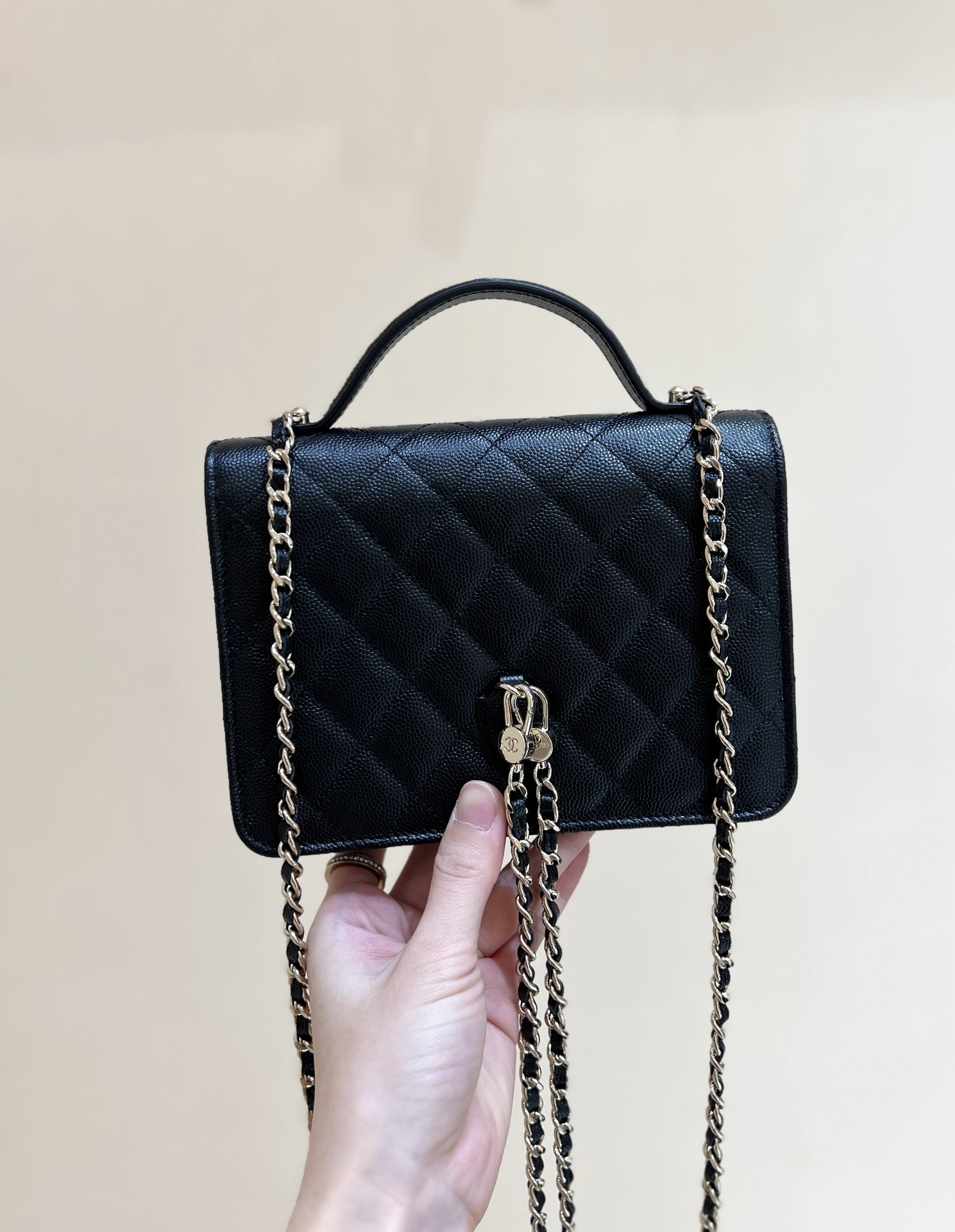 正品级1280💰
25C 早春系列[愉快]
ZP 34800购入[愉快]

Chanel 25C mini woc 手柄双背包[色]
黑金太太太好看了吧！一包四用[强][强]
实物非常可爱！双肩背和手提都很好看！手柄也有小c标，太美了！大手机也可放下哦[色][色]超级推荐[太阳]

原厂正品Haas荔枝中小牛皮[庆祝][庆祝]
AP4406（14*18*4.5cm）