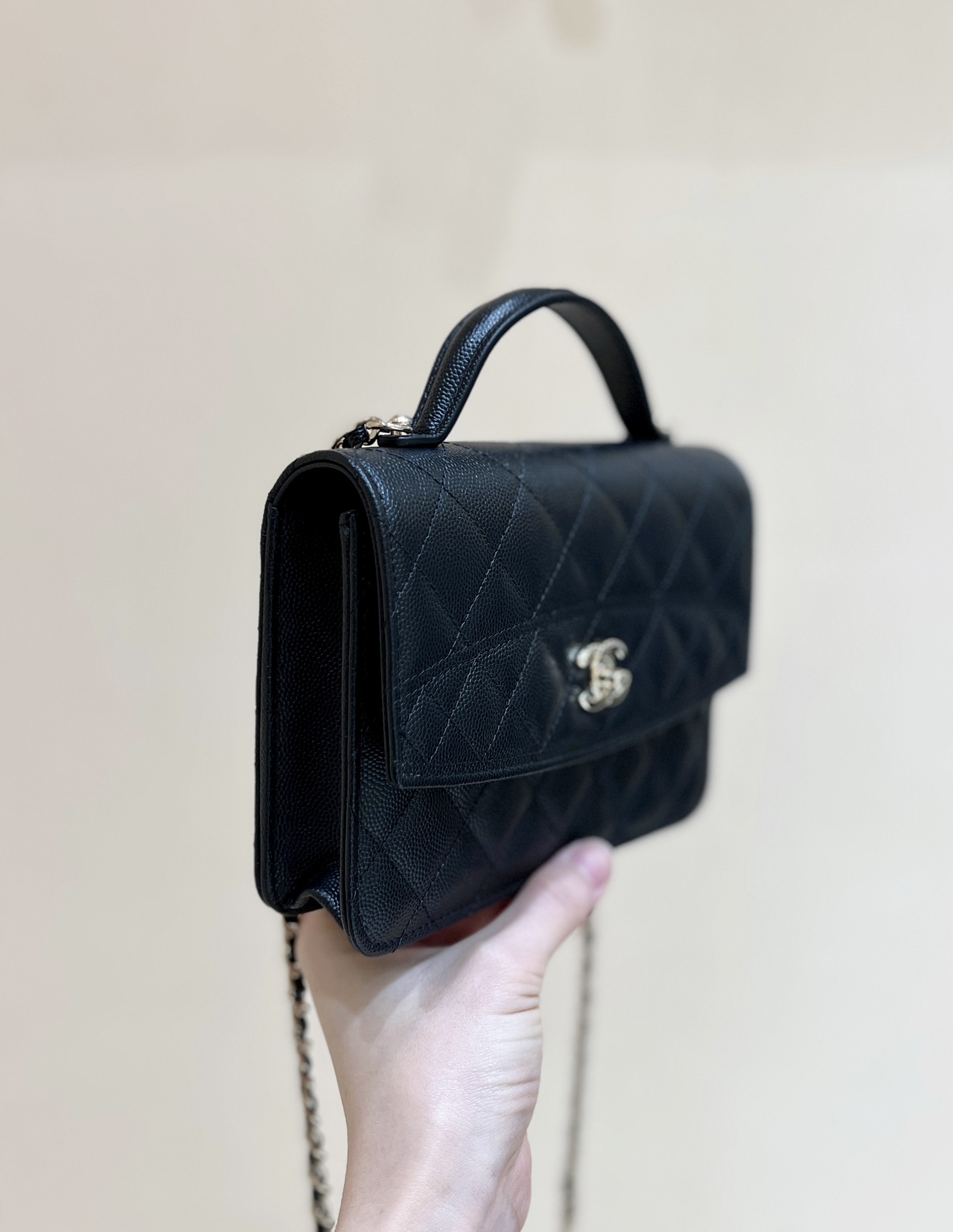 正品级1280💰
25C 早春系列[愉快]
ZP 34800购入[愉快]

Chanel 25C mini woc 手柄双背包[色]
黑金太太太好看了吧！一包四用[强][强]
实物非常可爱！双肩背和手提都很好看！手柄也有小c标，太美了！大手机也可放下哦[色][色]超级推荐[太阳]

原厂正品Haas荔枝中小牛皮[庆祝][庆祝]
AP4406（14*18*4.5cm）