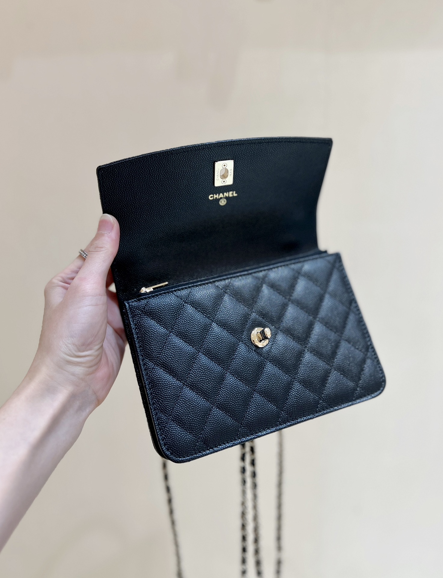 正品级1280💰
25C 早春系列[愉快]
ZP 34800购入[愉快]

Chanel 25C mini woc 手柄双背包[色]
黑金太太太好看了吧！一包四用[强][强]
实物非常可爱！双肩背和手提都很好看！手柄也有小c标，太美了！大手机也可放下哦[色][色]超级推荐[太阳]

原厂正品Haas荔枝中小牛皮[庆祝][庆祝]
AP4406（14*18*4.5cm）