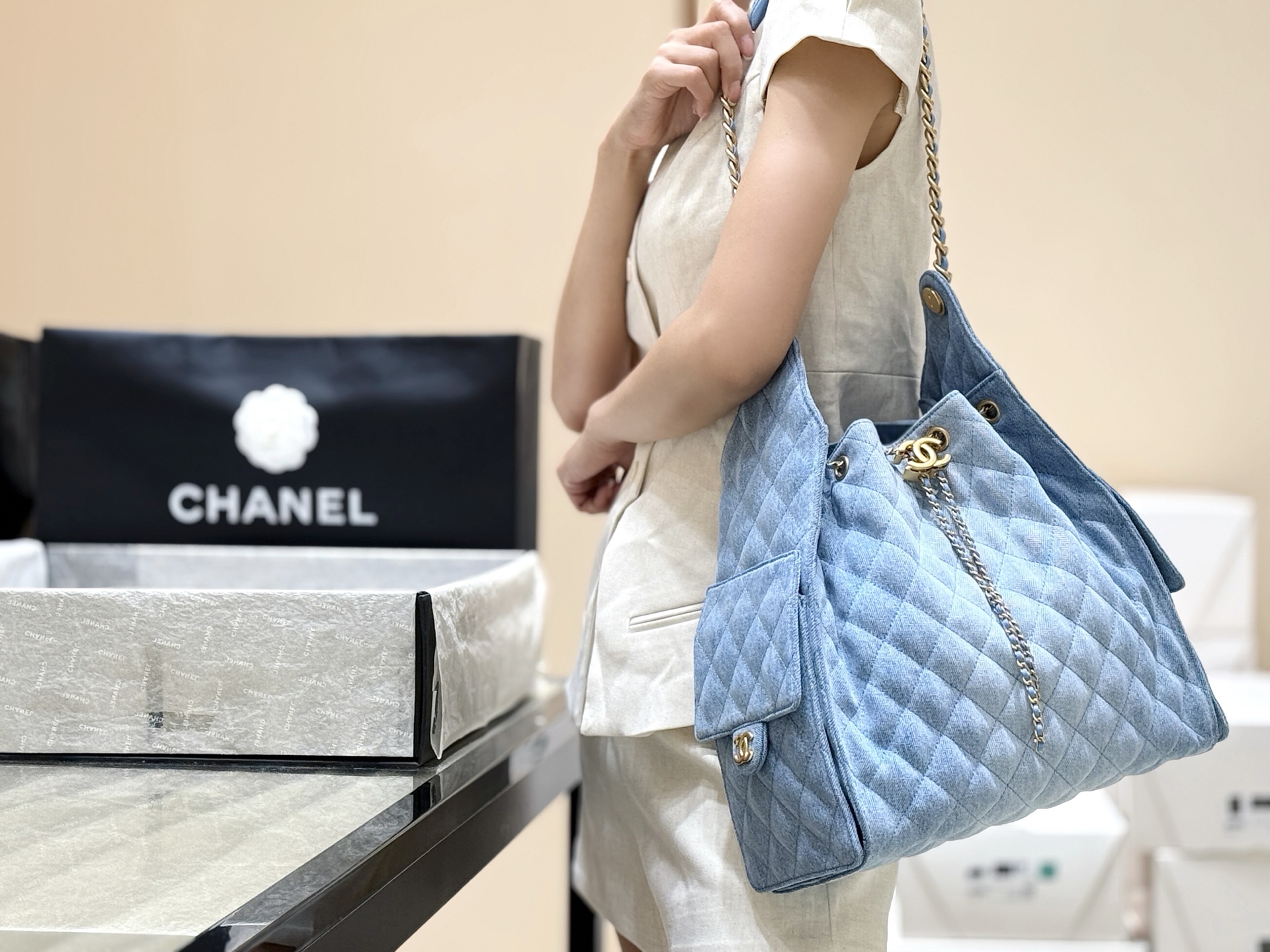 [Chanel Women