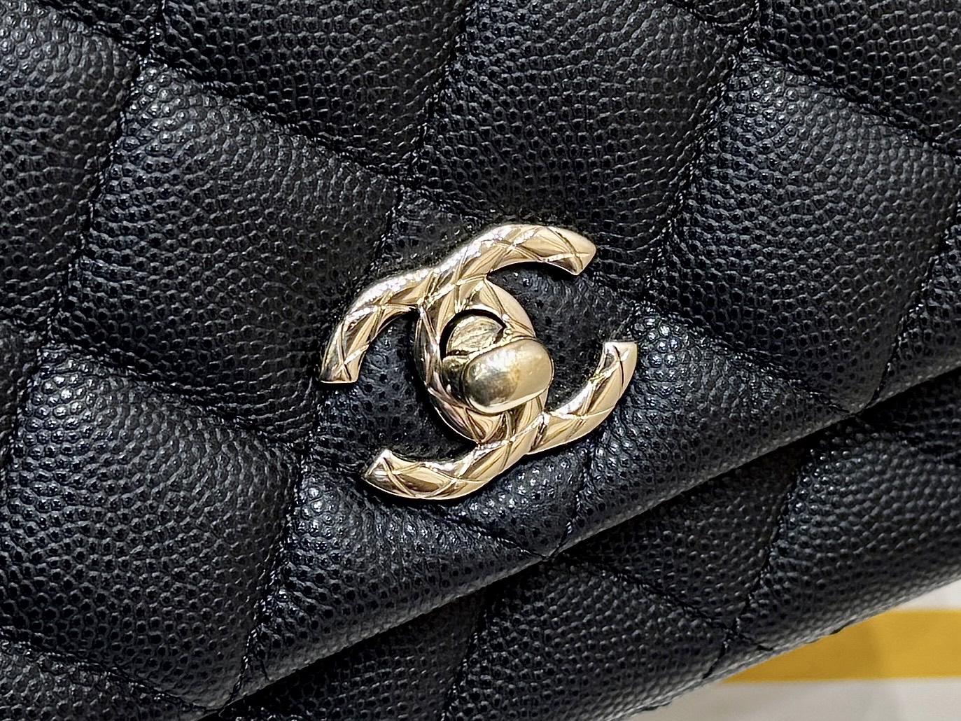 正品级1380💰
黑色出现货啦[庆祝][庆祝]
25S 春夏系列👍👍
ZP 47000购入😊

Chane1 25s coco crush handle 手柄👜
手柄致敬coco crush 尊嘟好美丽[666]
大mini的尺寸，非常实用和可爱[爱心][爱心]！超级时尚和百搭！推荐💯

原厂正品Haas鱼子酱小牛皮[庆祝][庆祝]
AS5554（11.5*18*7cm）