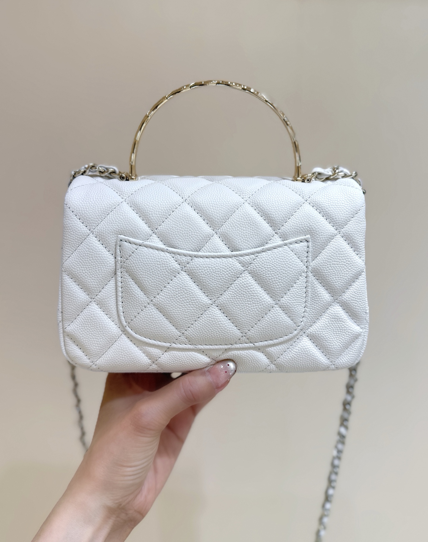 正品级1380💰
出现货啦[庆祝][庆祝]
25S 春夏系列👍👍
ZP 47000购入😊

Chane1 25s coco crush handle 手柄👜
手柄致敬coco crush 尊嘟好美丽[666]
大mini的尺寸，非常实用和可爱[爱心][爱心]！超级时尚和百搭！推荐💯

原厂正品Haas鱼子酱小牛皮[庆祝][庆祝]
AS5554（11.5*18*7cm）