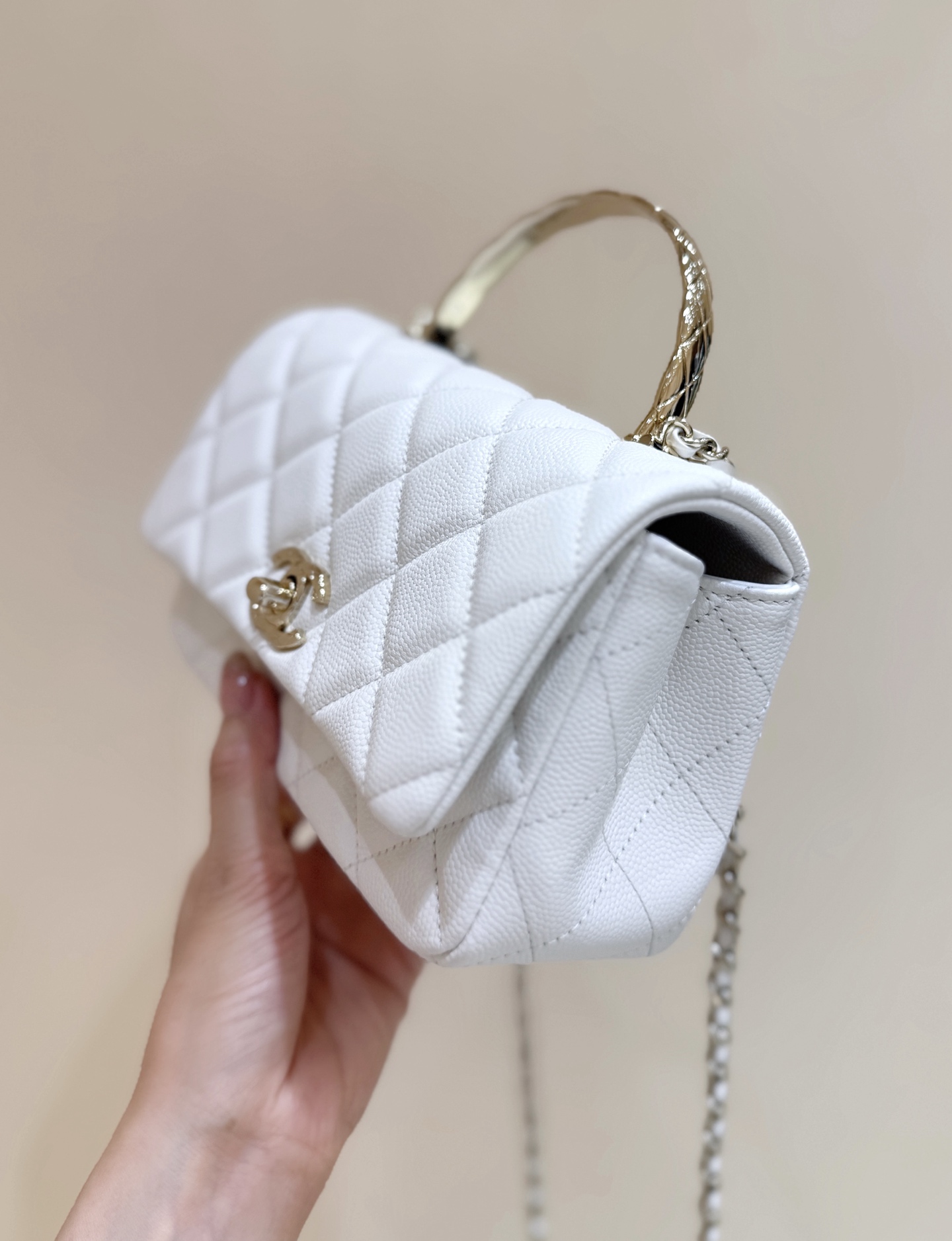 正品级1380💰
出现货啦[庆祝][庆祝]
25S 春夏系列👍👍
ZP 47000购入😊

Chane1 25s coco crush handle 手柄👜
手柄致敬coco crush 尊嘟好美丽[666]
大mini的尺寸，非常实用和可爱[爱心][爱心]！超级时尚和百搭！推荐💯

原厂正品Haas鱼子酱小牛皮[庆祝][庆祝]
AS5554（11.5*18*7cm）