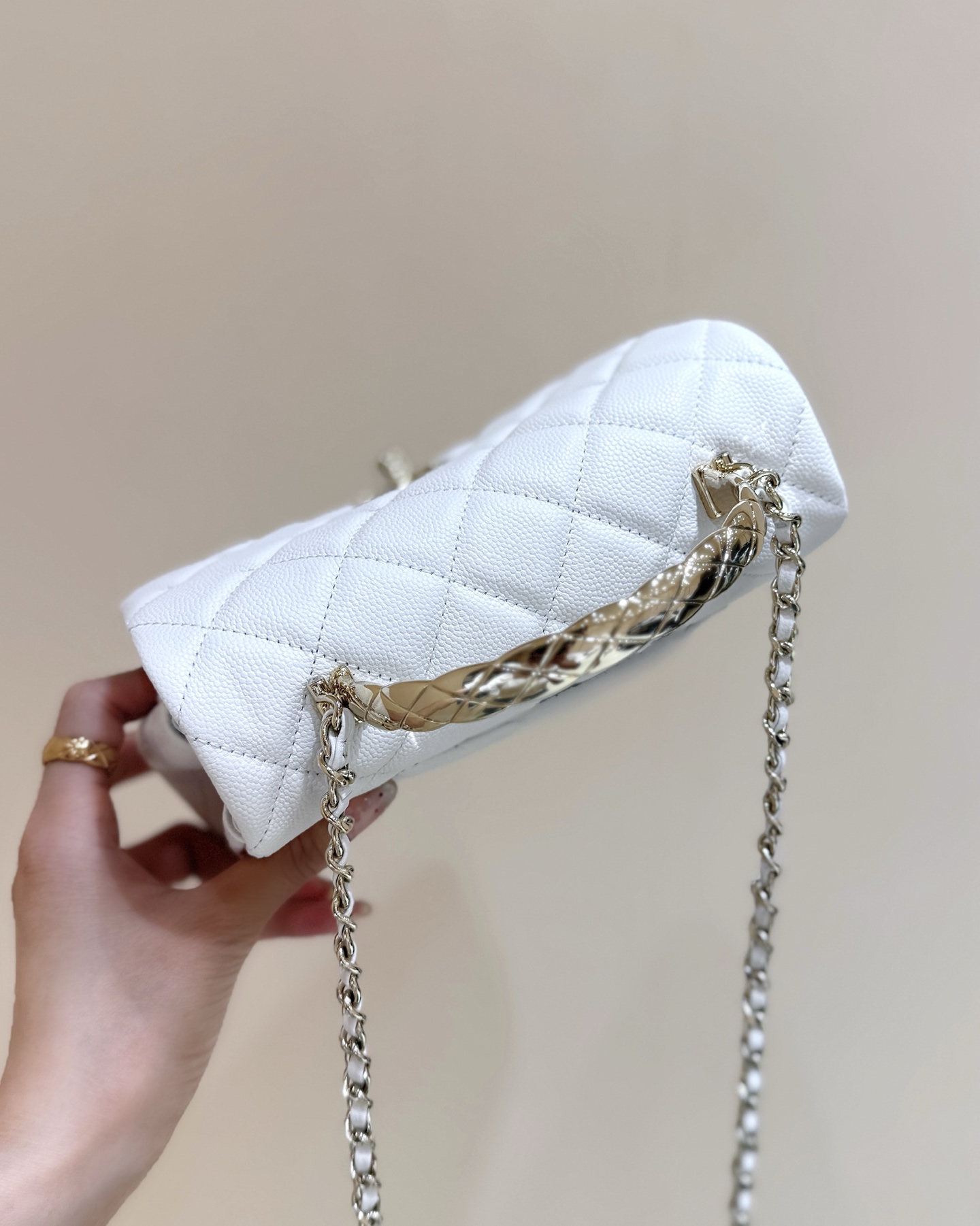 正品级1380💰
出现货啦[庆祝][庆祝]
25S 春夏系列👍👍
ZP 47000购入😊

Chane1 25s coco crush handle 手柄👜
手柄致敬coco crush 尊嘟好美丽[666]
大mini的尺寸，非常实用和可爱[爱心][爱心]！超级时尚和百搭！推荐💯

原厂正品Haas鱼子酱小牛皮[庆祝][庆祝]
AS5554（11.5*18*7cm）