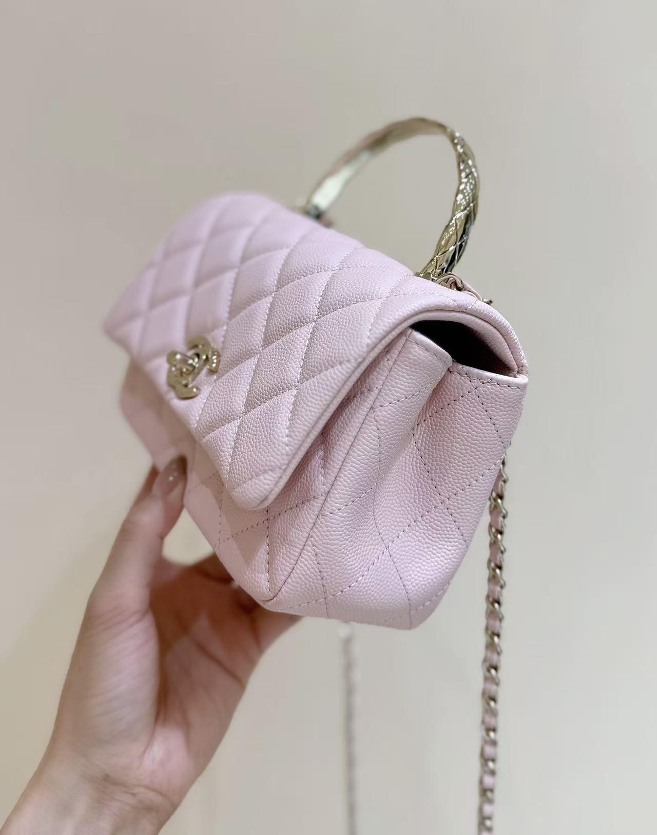 正品级1380💰
出现货啦[庆祝][庆祝]
25S 春夏系列👍👍
ZP 47000购入😊

Chane1 25s coco crush handle 手柄👜
手柄致敬coco crush 尊嘟好美丽[666]
大mini的尺寸，非常实用和可爱[爱心][爱心]！超级时尚和百搭！推荐💯

原厂正品Haas鱼子酱小牛皮[庆祝][庆祝]
AS5554（11.5*18*7cm）