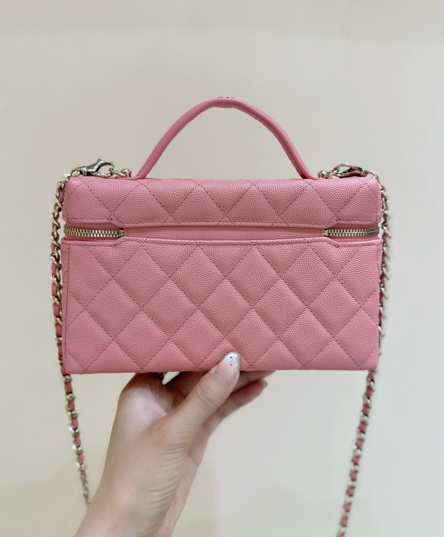💰1280💰珊瑚红出货啦[庆祝][庆祝]
25C 早春系列[愉快]
ZP 26500购入👍

Chanel 25C LP手柄盒子包💼
黑金太太太好看了吧！
非常经典耐看的造型[愉快][愉快]容量也非常大[太阳]放两个大手机也绰绰有余[爱心][爱心]肩带还可以自由拆卸！超级推荐[太阳]

原厂正品Haas荔枝中小牛皮[庆祝][庆祝]
AP4407（14*19*5cm）1280
