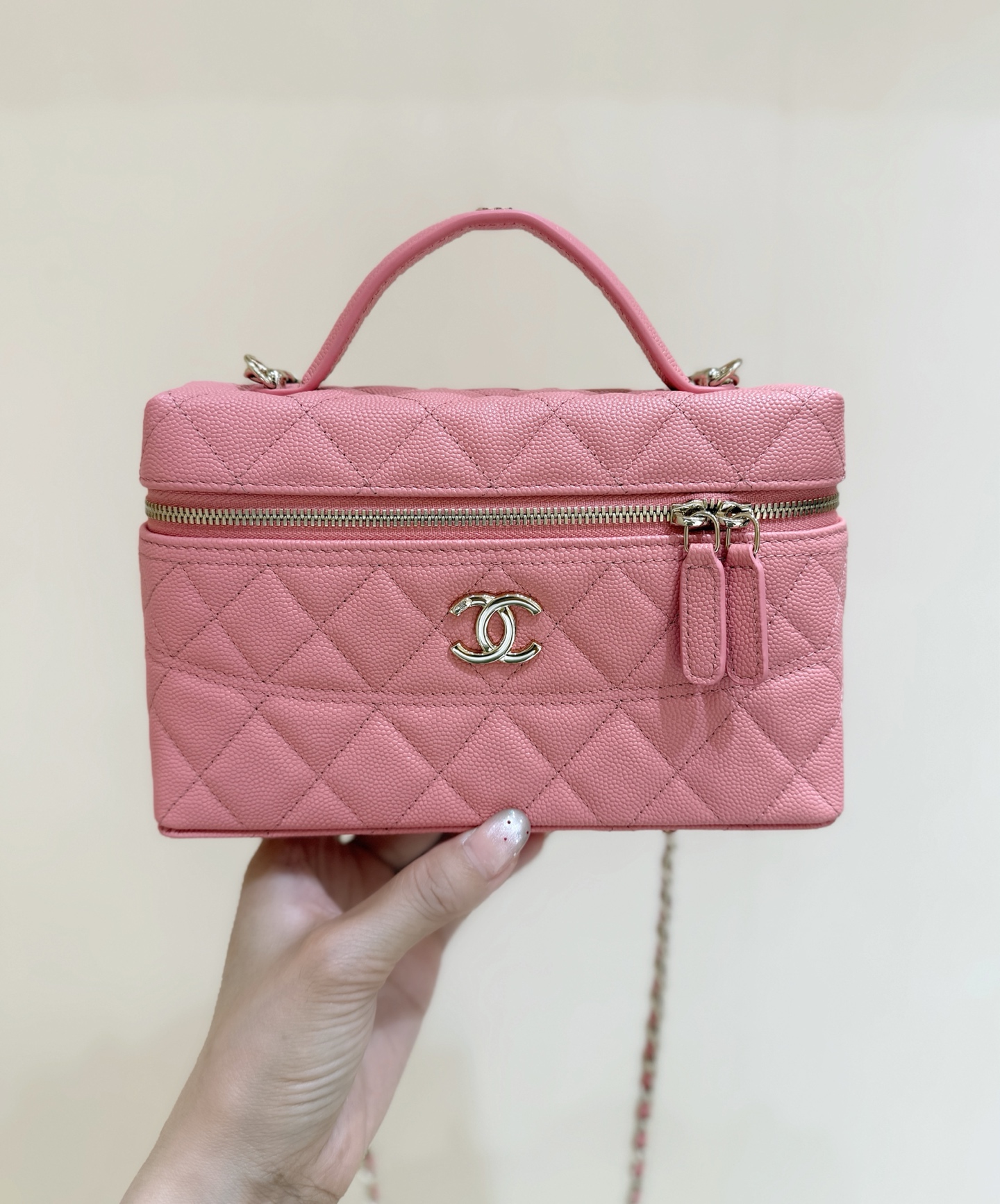 💰1280💰珊瑚红出货啦[庆祝][庆祝]
25C 早春系列[愉快]
ZP 26500购入👍

Chanel 25C LP手柄盒子包💼
黑金太太太好看了吧！
非常经典耐看的造型[愉快][愉快]容量也非常大[太阳]放两个大手机也绰绰有余[爱心][爱心]肩带还可以自由拆卸！超级推荐[太阳]

原厂正品Haas荔枝中小牛皮[庆祝][庆祝]
AP4407（14*19*5cm）1280