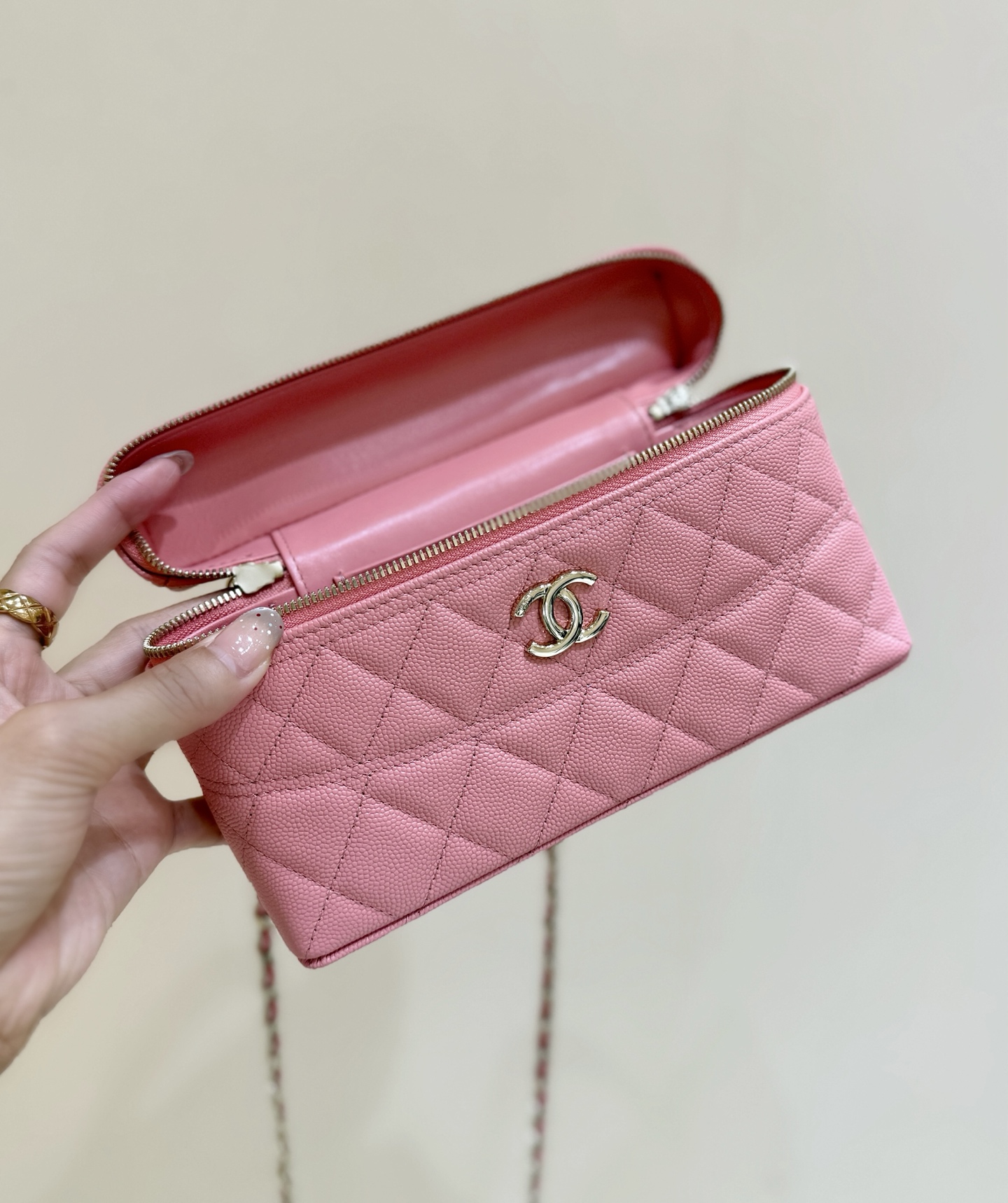 💰1280💰珊瑚红出货啦[庆祝][庆祝]
25C 早春系列[愉快]
ZP 26500购入👍

Chanel 25C LP手柄盒子包💼
黑金太太太好看了吧！
非常经典耐看的造型[愉快][愉快]容量也非常大[太阳]放两个大手机也绰绰有余[爱心][爱心]肩带还可以自由拆卸！超级推荐[太阳]

原厂正品Haas荔枝中小牛皮[庆祝][庆祝]
AP4407（14*19*5cm）1280