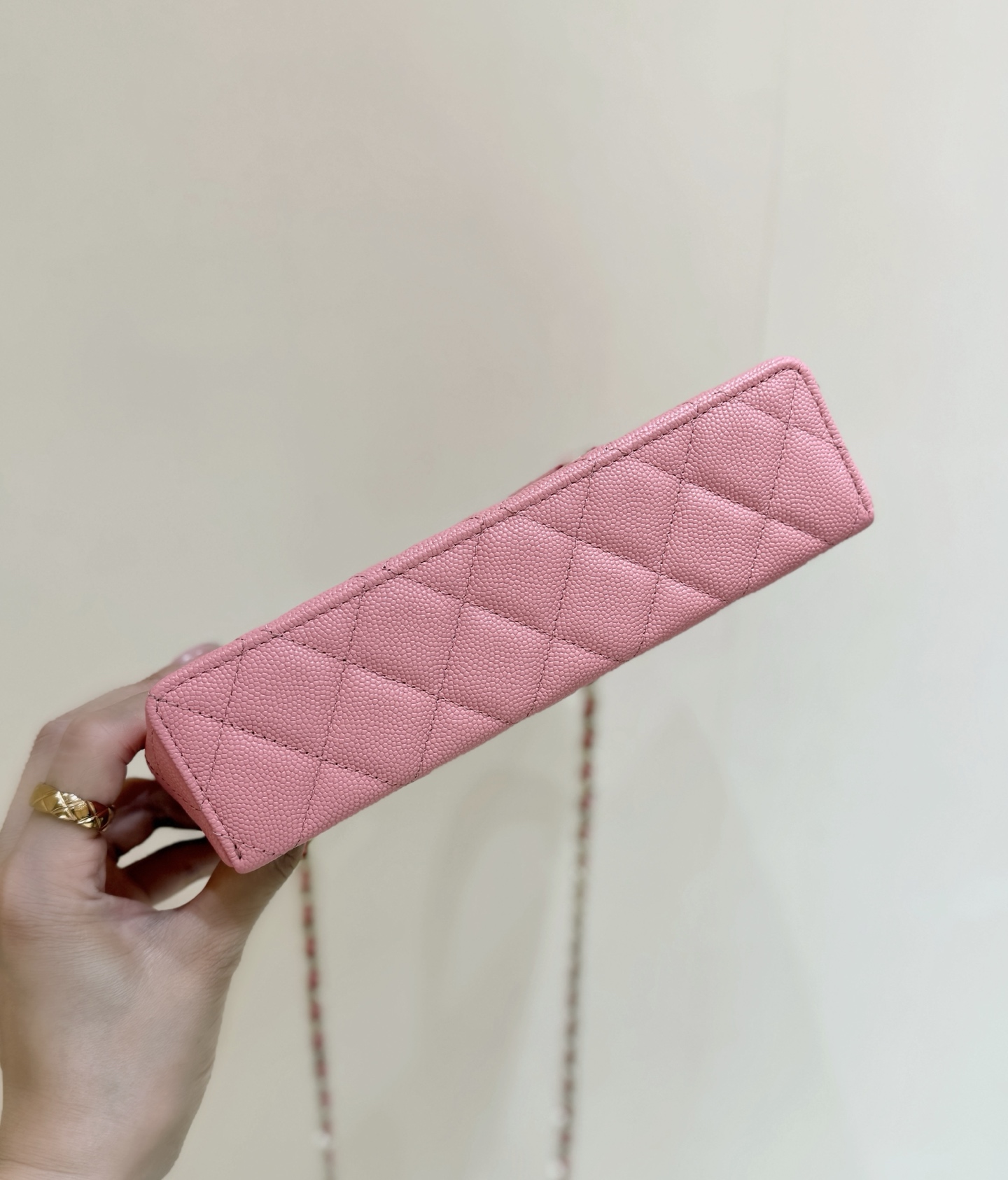 💰1280💰珊瑚红出货啦[庆祝][庆祝]
25C 早春系列[愉快]
ZP 26500购入👍

Chanel 25C LP手柄盒子包💼
黑金太太太好看了吧！
非常经典耐看的造型[愉快][愉快]容量也非常大[太阳]放两个大手机也绰绰有余[爱心][爱心]肩带还可以自由拆卸！超级推荐[太阳]

原厂正品Haas荔枝中小牛皮[庆祝][庆祝]
AP4407（14*19*5cm）1280