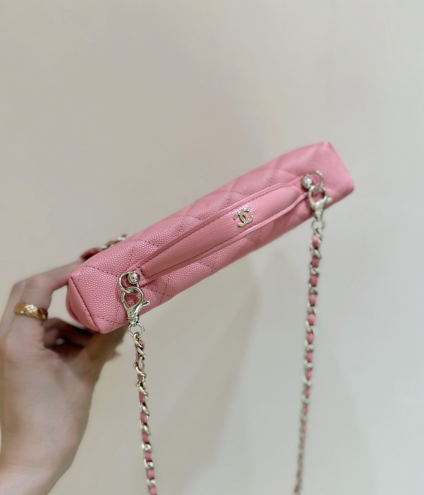 💰1280💰珊瑚红出货啦[庆祝][庆祝]
25C 早春系列[愉快]
ZP 26500购入👍

Chanel 25C LP手柄盒子包💼
黑金太太太好看了吧！
非常经典耐看的造型[愉快][愉快]容量也非常大[太阳]放两个大手机也绰绰有余[爱心][爱心]肩带还可以自由拆卸！超级推荐[太阳]

原厂正品Haas荔枝中小牛皮[庆祝][庆祝]
AP4407（14*19*5cm）1280