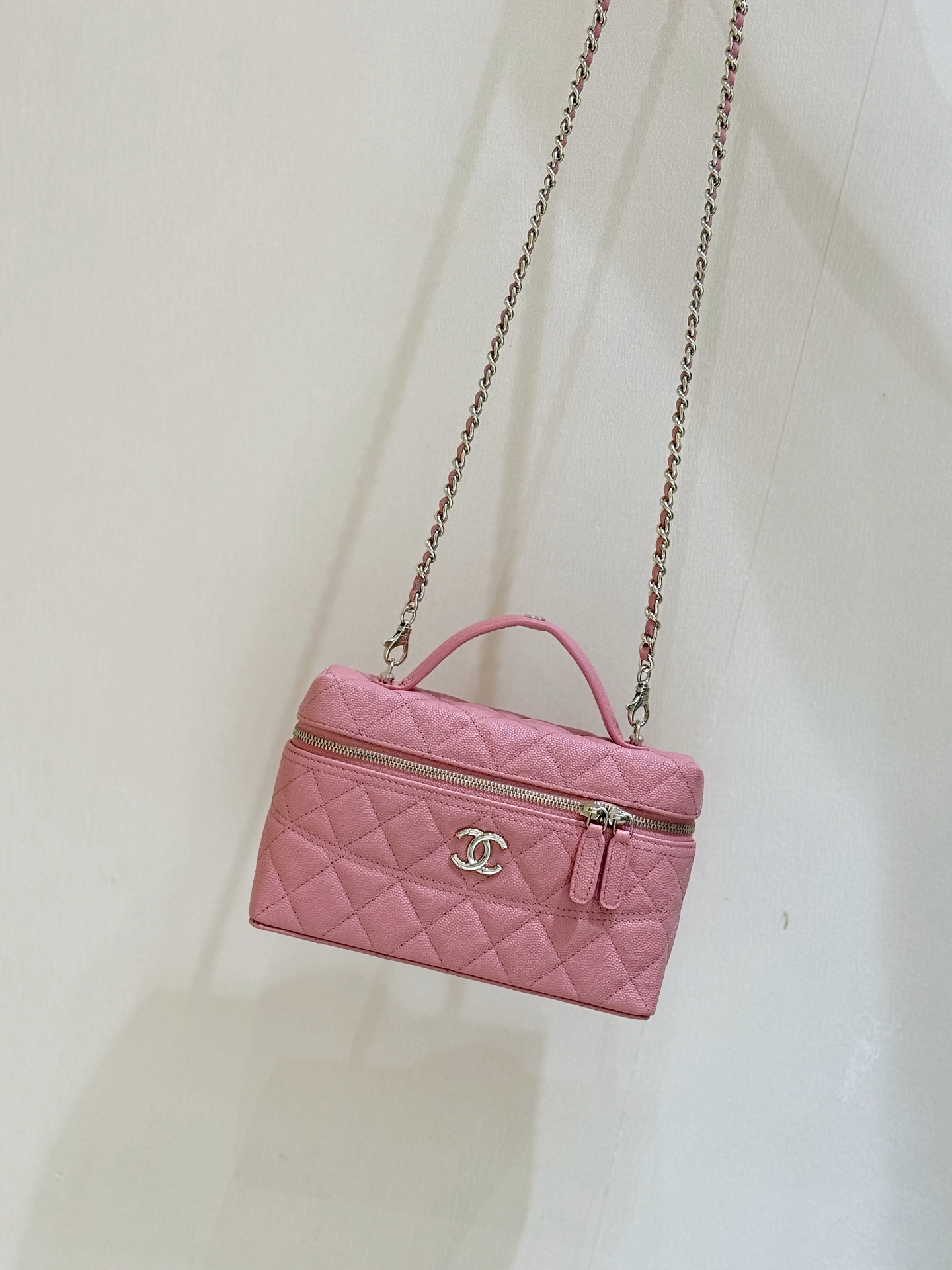 💰1280💰珊瑚红出货啦[庆祝][庆祝]
25C 早春系列[愉快]
ZP 26500购入👍

Chanel 25C LP手柄盒子包💼
黑金太太太好看了吧！
非常经典耐看的造型[愉快][愉快]容量也非常大[太阳]放两个大手机也绰绰有余[爱心][爱心]肩带还可以自由拆卸！超级推荐[太阳]

原厂正品Haas荔枝中小牛皮[庆祝][庆祝]
AP4407（14*19*5cm）1280