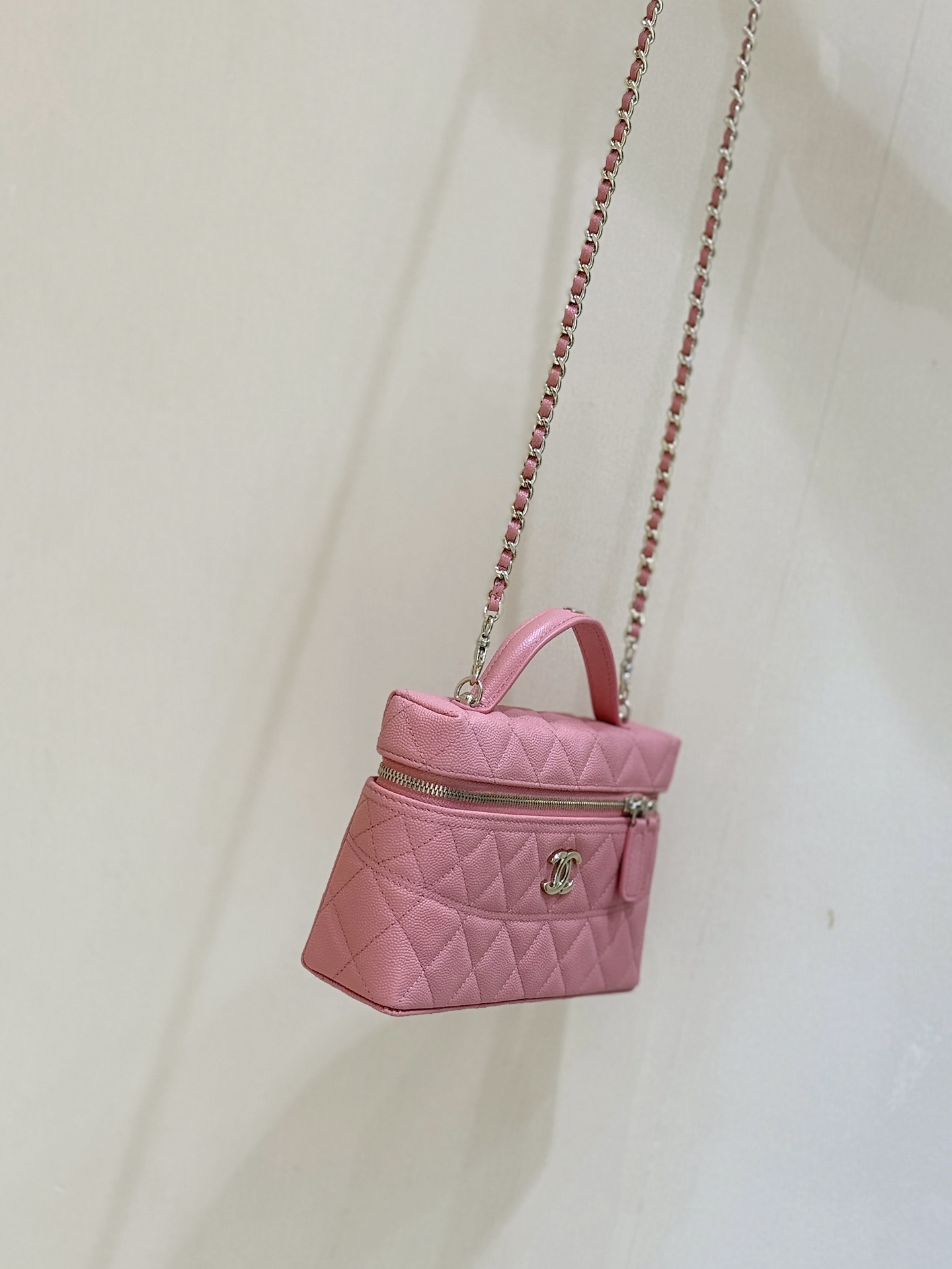 💰1280💰珊瑚红出货啦[庆祝][庆祝]
25C 早春系列[愉快]
ZP 26500购入👍

Chanel 25C LP手柄盒子包💼
黑金太太太好看了吧！
非常经典耐看的造型[愉快][愉快]容量也非常大[太阳]放两个大手机也绰绰有余[爱心][爱心]肩带还可以自由拆卸！超级推荐[太阳]

原厂正品Haas荔枝中小牛皮[庆祝][庆祝]
AP4407（14*19*5cm）1280