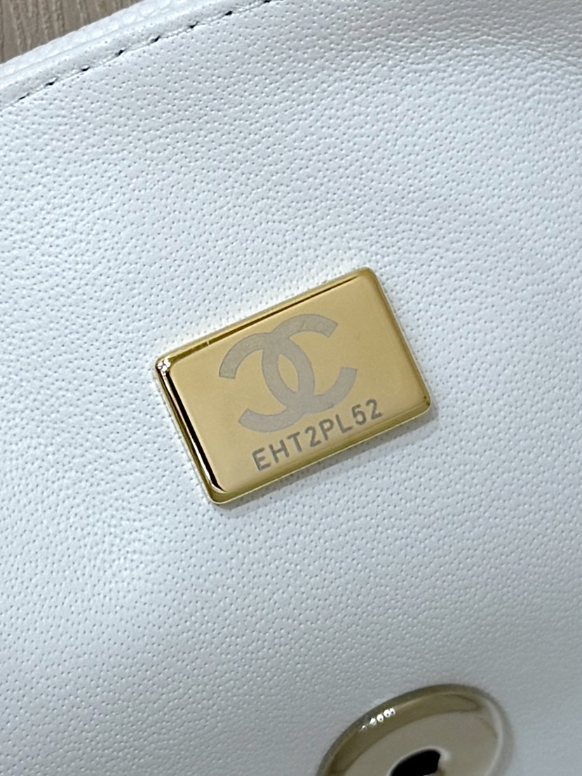 💰1680💰白色原厂荔枝皮到货[微笑]
全新至尊版本‼️ 纯原厂CF大mini
经典款之Classic flap bag

皮料：欧洲原厂Haas正品牛皮💼
五金：意大利进口24k镀厚金钢锁
货源稀少，经常容易断货👍

整个包的手感与真品完美达成一致💎

1116 方胖子17cm，1680