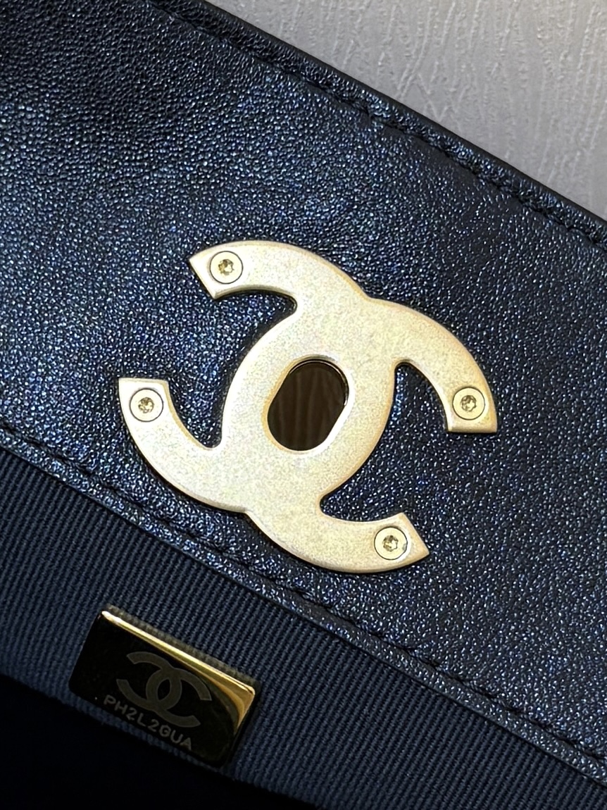 Chanel 25A Suede Patchwork Hobo Bag, Stylish and Practical - AS563400 10 i1749703832791 2675 0 8