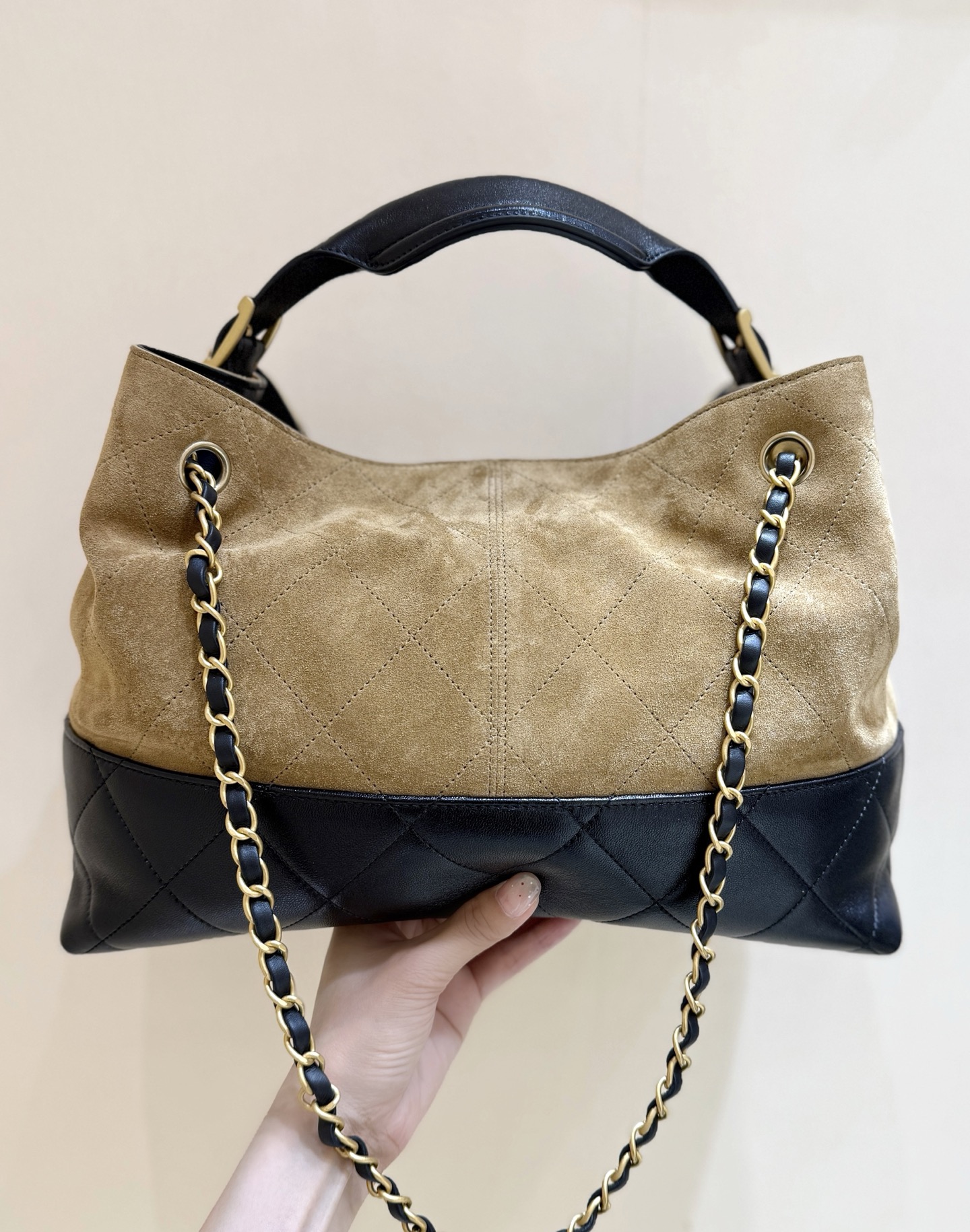 Chanel 25A Suede Patchwork Hobo Bag, Stylish and Practical - AS563400 6 i1749703833632 2321 0 4