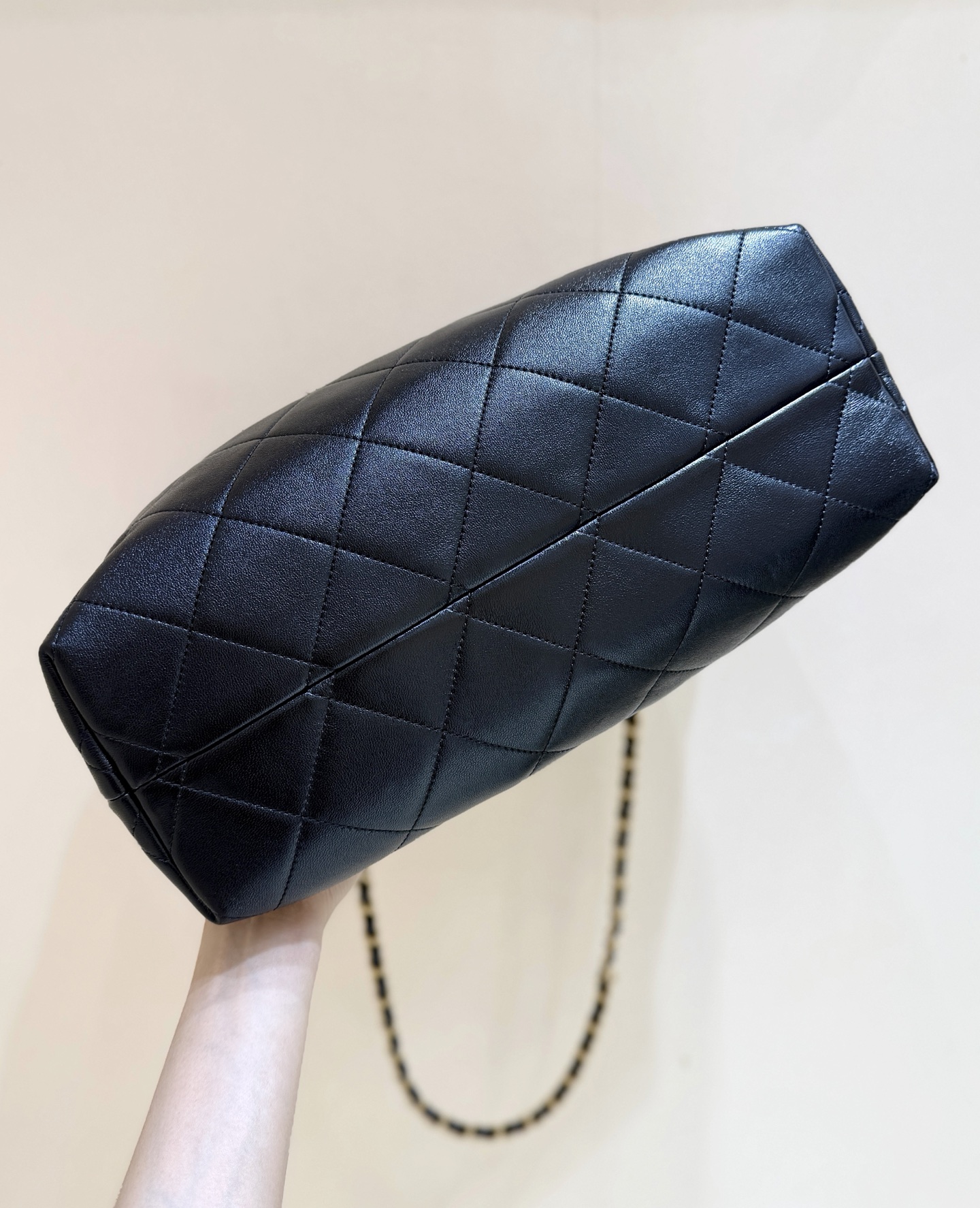 Chanel 25A Suede Patchwork Hobo Bag, Stylish and Practical - AS563400 7 i1749703833827 1296 0 5