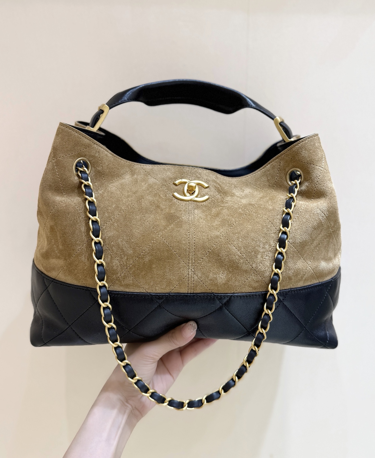 Chanel 25A Suede Patchwork Hobo Bag, Stylish and Practical - AS563400 4 i1749703833899 7484 0 2