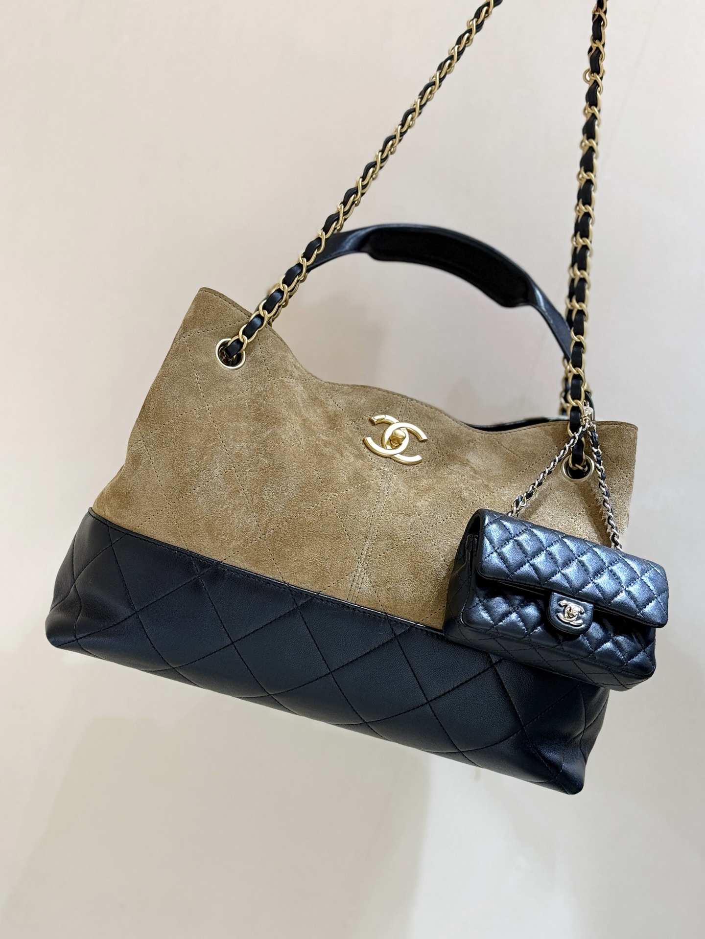 Chanel 25A Suede Patchwork Hobo Bag, Stylish and Practical - AS563400 3 i1749703833946 2332 0 1