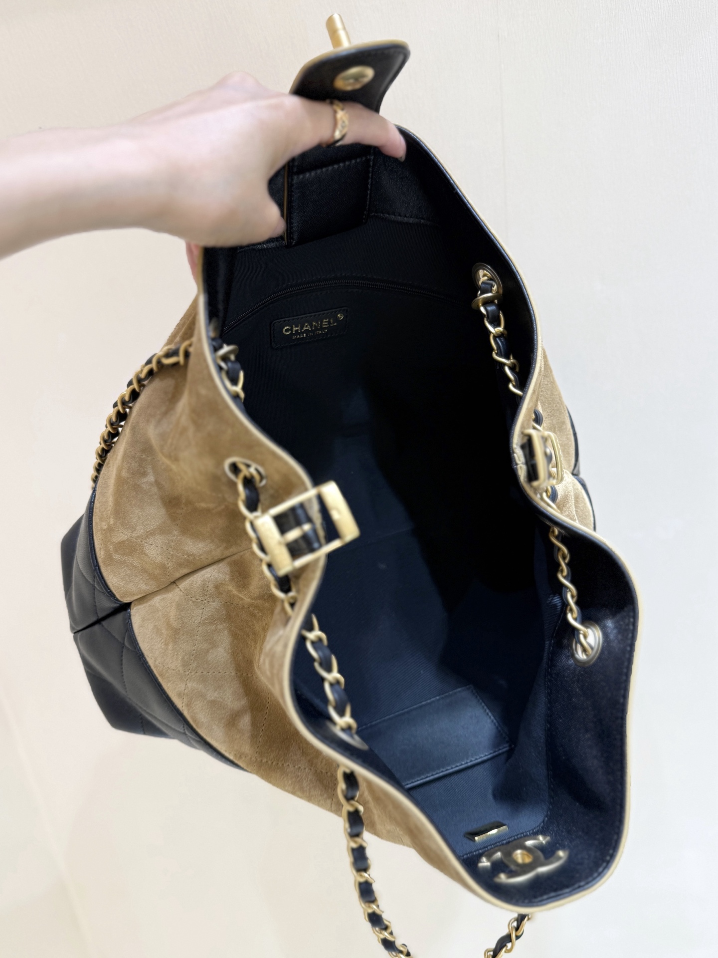 Chanel 25A Suede Patchwork Hobo Bag, Stylish and Practical - AS563400 8 i1749703835287 7298 0 6