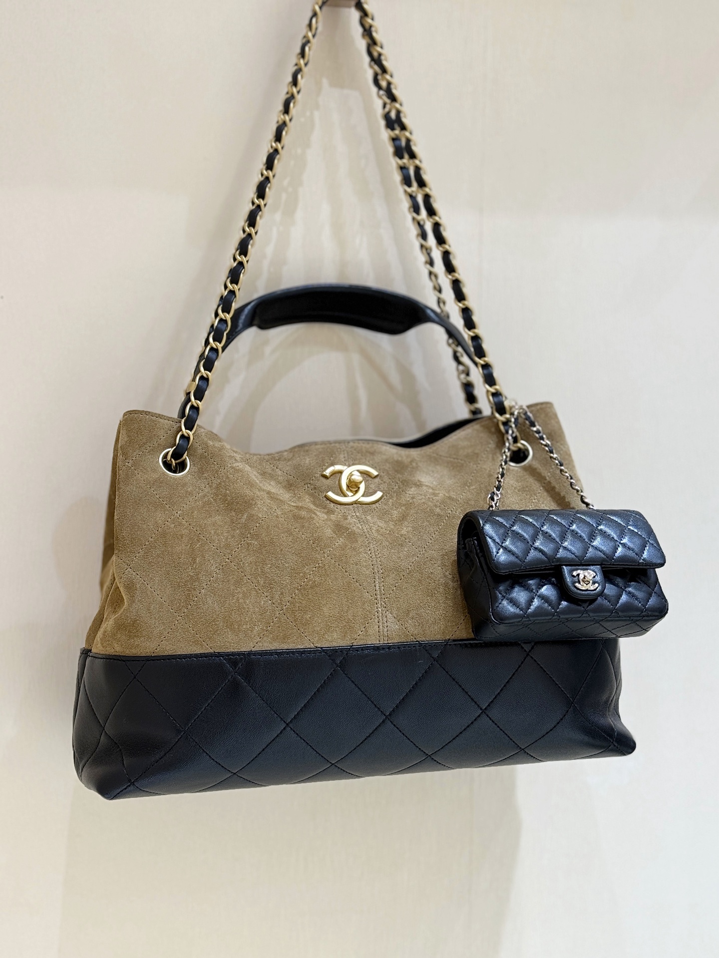 Chanel 25A Suede Patchwork Hobo Bag, Stylish and Practical - AS563400 2 i1749703835336 7535 0 0