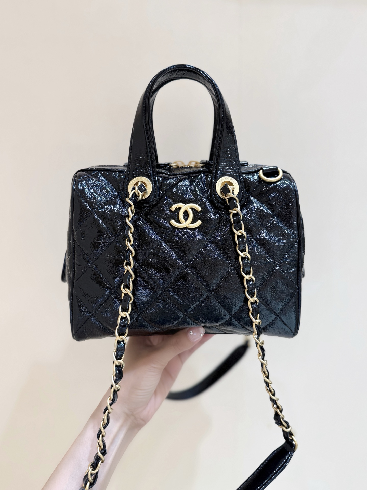 💰1580💰可以排单预定啦[庆祝][庆祝]
25A 高级手工坊👍👍
ZP 46500购入😊

Chane1 25A走秀款保龄球包👜
每年高级手工坊都是最期待的一季[666]
小号也非常火爆，很复古的保龄球[玫瑰][玫瑰]超级难买，实物真的超级惊讶，非常时尚和实用[愉快][愉快]推荐💯

原厂正品Bodin.joyeux 褶皱胎牛皮[庆祝][庆祝]
AS5578（17*21*13cm）1580