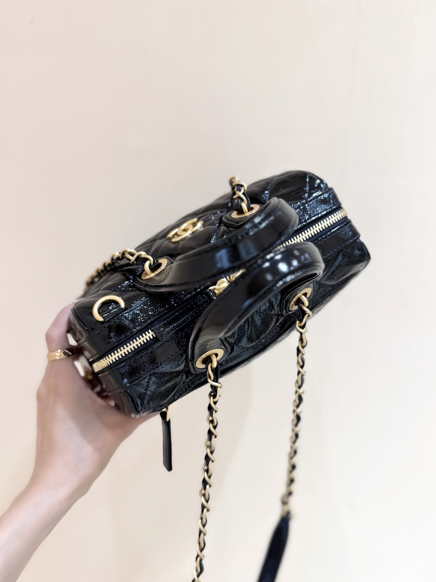 💰1580💰可以排单预定啦[庆祝][庆祝]
25A 高级手工坊👍👍
ZP 46500购入😊

Chane1 25A走秀款保龄球包👜
每年高级手工坊都是最期待的一季[666]
小号也非常火爆，很复古的保龄球[玫瑰][玫瑰]超级难买，实物真的超级惊讶，非常时尚和实用[愉快][愉快]推荐💯

原厂正品Bodin.joyeux 褶皱胎牛皮[庆祝][庆祝]
AS5578（17*21*13cm）1580