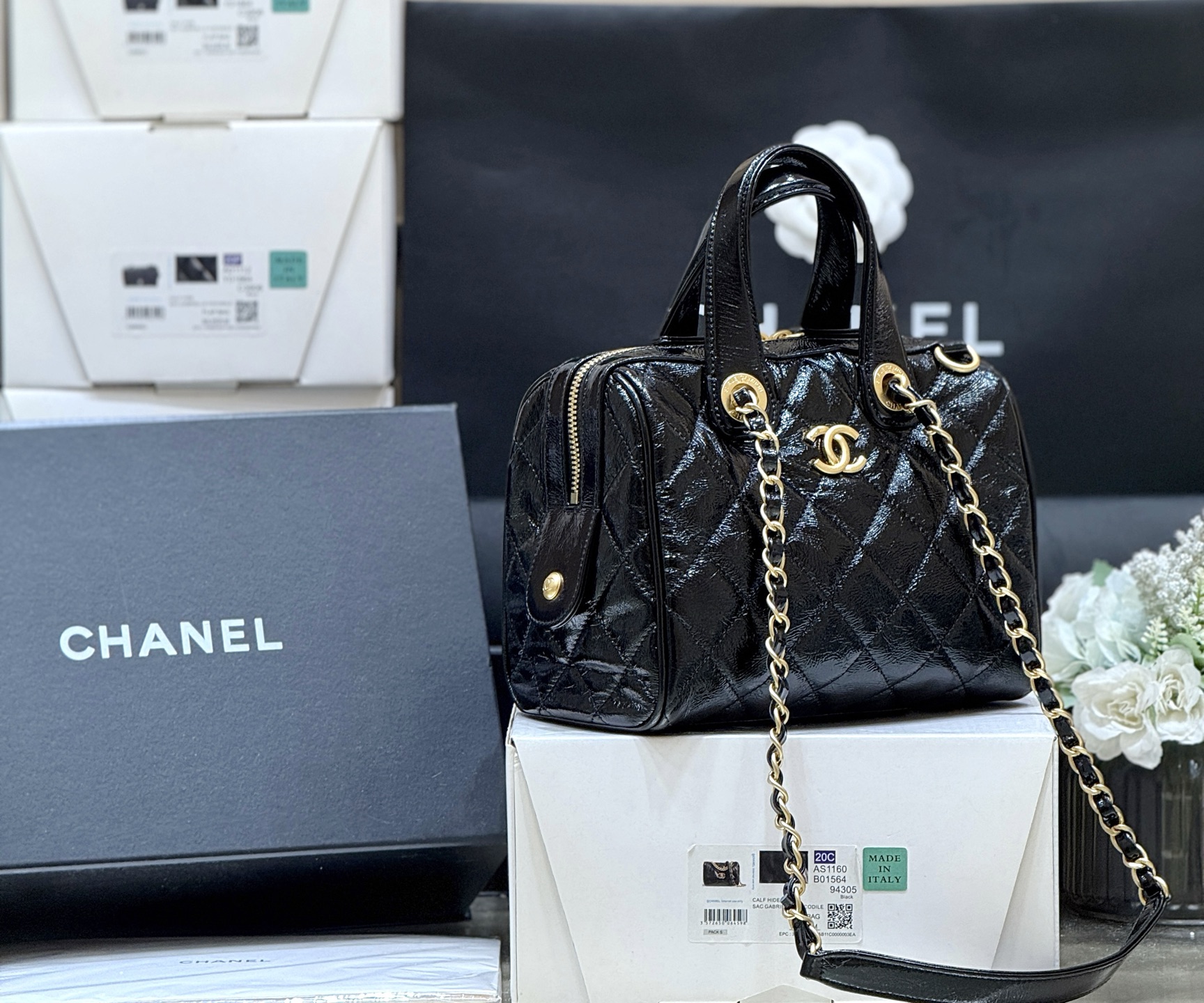 💰1580💰可以排单预定啦[庆祝][庆祝]
25A 高级手工坊👍👍
ZP 46500购入😊

Chane1 25A走秀款保龄球包👜
每年高级手工坊都是最期待的一季[666]
小号也非常火爆，很复古的保龄球[玫瑰][玫瑰]超级难买，实物真的超级惊讶，非常时尚和实用[愉快][愉快]推荐💯

原厂正品Bodin.joyeux 褶皱胎牛皮[庆祝][庆祝]
AS5578（17*21*13cm）1580
