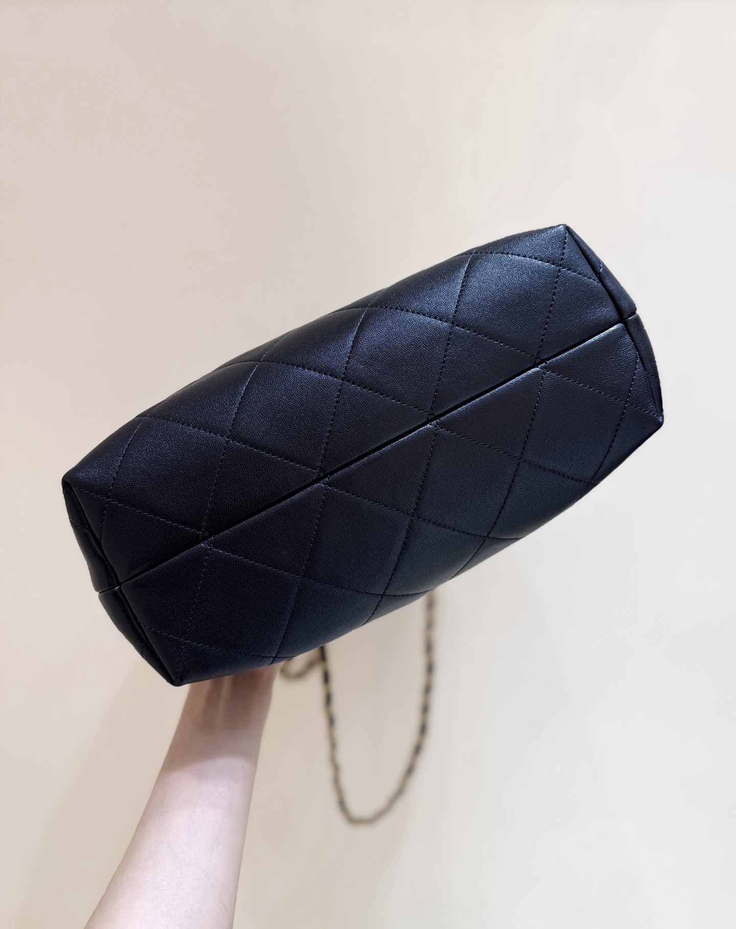 💰1780💰即将出货啦[庆祝][庆祝]
25A 高级手工坊👍👍
ZP 56000购入😊

Chane1 25A麂皮拼色竖款Hobo👜
每年高级手工坊都是最期待的一季[666]
这只麂皮拼色是最火最热门的[玫瑰][玫瑰]超级难买，实物真的超级惊讶，非常时尚和实用[愉快][愉快]推荐💯

原厂正品麂皮拼小羊皮[庆祝][庆祝]
AS5636（33*29*11cm）1780