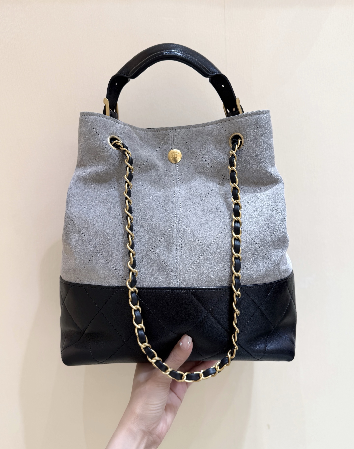 💰1780💰即将出货啦[庆祝][庆祝]
25A 高级手工坊👍👍
ZP 56000购入😊

Chane1 25A麂皮拼色竖款Hobo👜
每年高级手工坊都是最期待的一季[666]
这只麂皮拼色是最火最热门的[玫瑰][玫瑰]超级难买，实物真的超级惊讶，非常时尚和实用[愉快][愉快]推荐💯

原厂正品麂皮拼小羊皮[庆祝][庆祝]
AS5636（33*29*11cm）1780