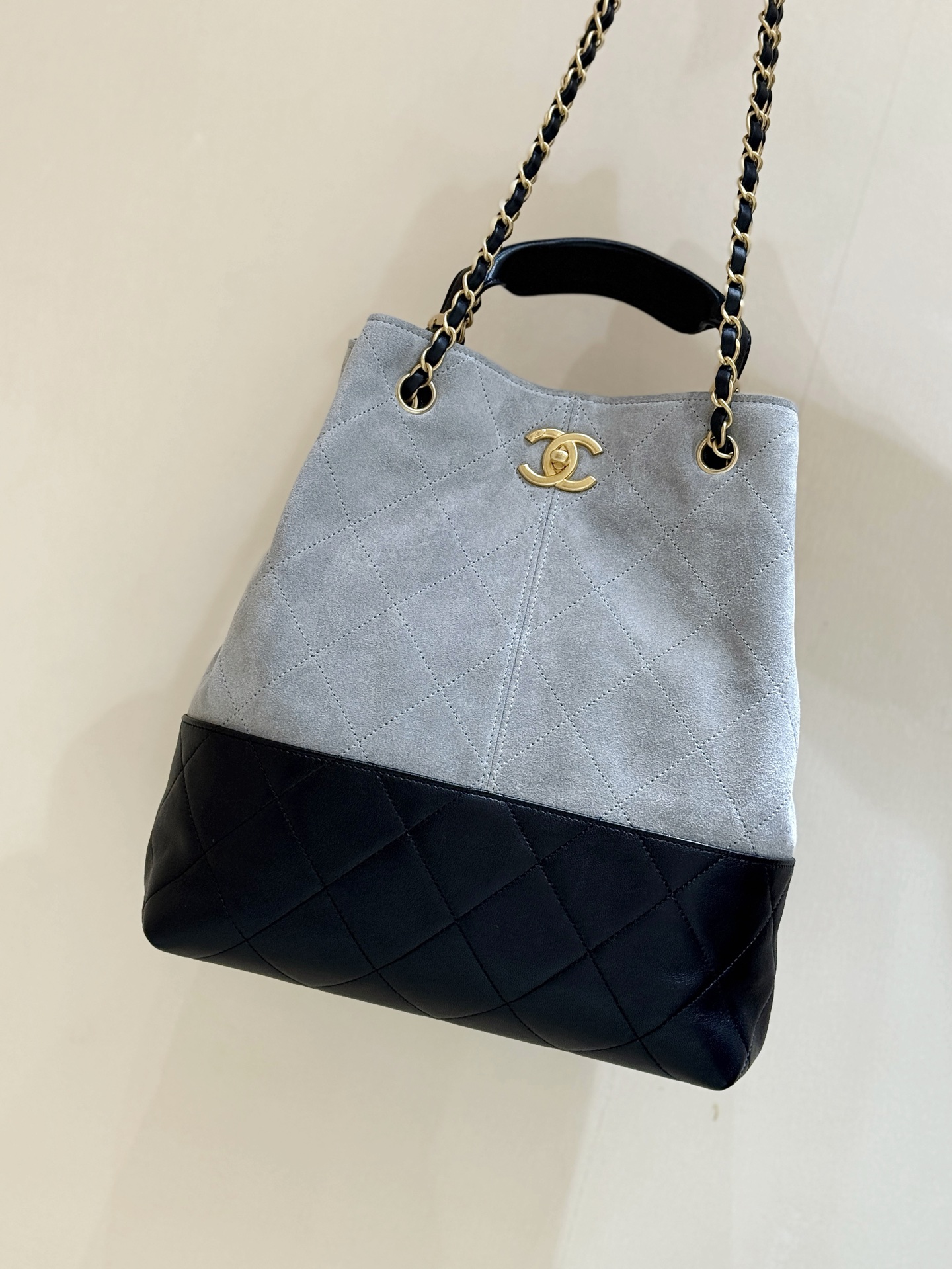 💰1780💰即将出货啦[庆祝][庆祝]
25A 高级手工坊👍👍
ZP 56000购入😊

Chane1 25A麂皮拼色竖款Hobo👜
每年高级手工坊都是最期待的一季[666]
这只麂皮拼色是最火最热门的[玫瑰][玫瑰]超级难买，实物真的超级惊讶，非常时尚和实用[愉快][愉快]推荐💯

原厂正品麂皮拼小羊皮[庆祝][庆祝]
AS5636（33*29*11cm）1780