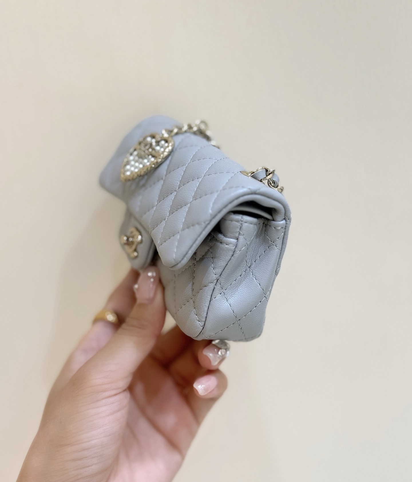💰1080💰出货啦[庆祝][庆祝]
25A 高级手工坊👍👍
ZP 26600购入😊

Chane1 25A明星款超mini cf挂包👜
小香历史最火爆的挂件小包[666]
超级可爱的小cf造型，可以自由挂在任何大包上面[玫瑰][玫瑰]超级时尚和贵气，实物真的超级惊讶，一定要买一个装下门面[愉快][愉快]推荐💯

原厂正品GR小羊皮[庆祝][庆祝]
AP4760（8*12.5*6cm）1080