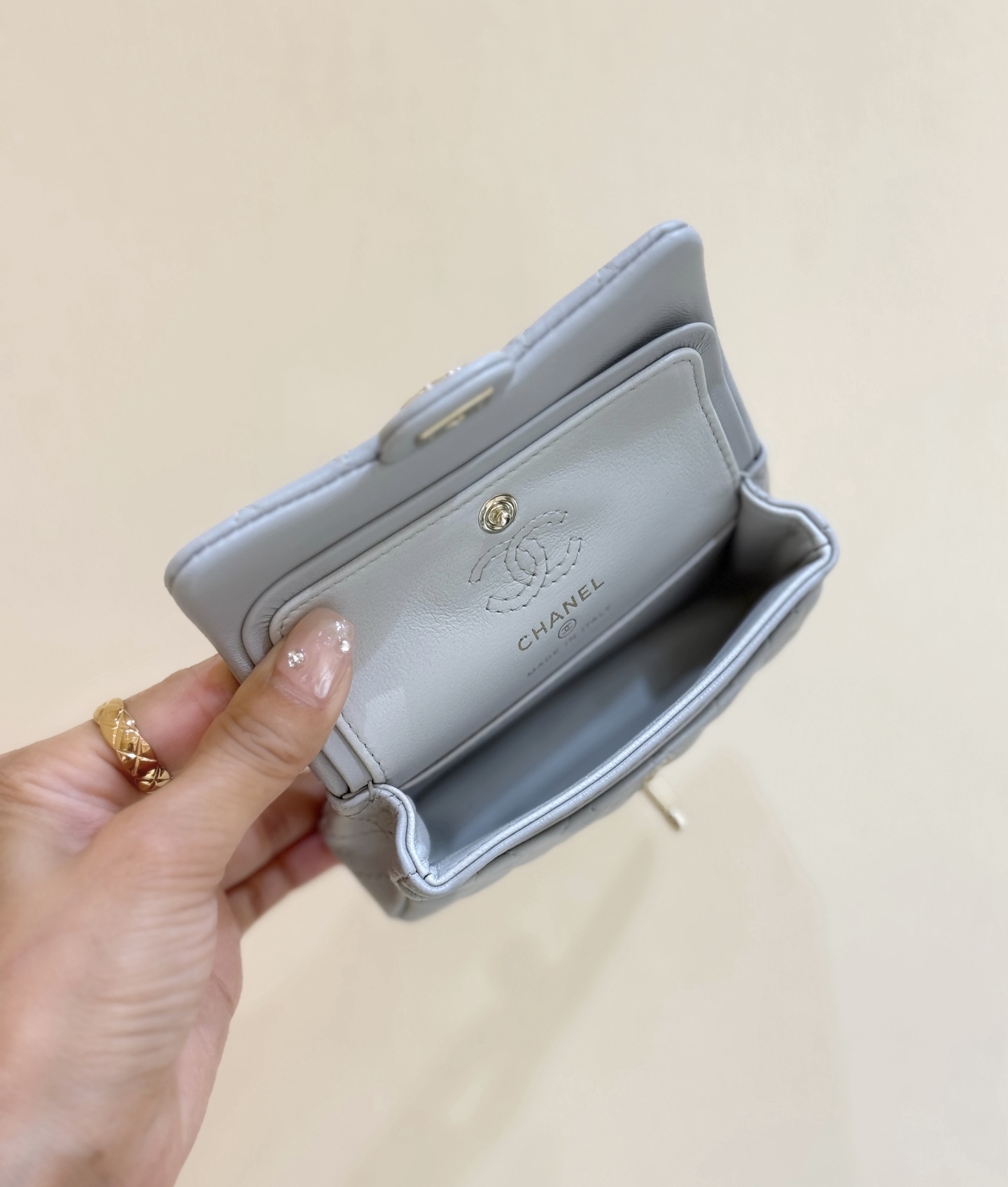 💰1080💰出货啦[庆祝][庆祝]
25A 高级手工坊👍👍
ZP 26600购入😊

Chane1 25A明星款超mini cf挂包👜
小香历史最火爆的挂件小包[666]
超级可爱的小cf造型，可以自由挂在任何大包上面[玫瑰][玫瑰]超级时尚和贵气，实物真的超级惊讶，一定要买一个装下门面[愉快][愉快]推荐💯

原厂正品GR小羊皮[庆祝][庆祝]
AP4760（8*12.5*6cm）1080