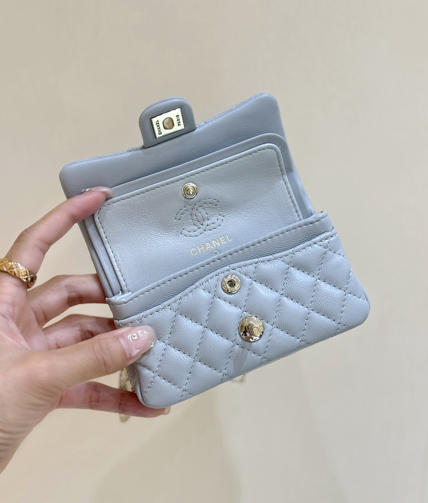 💰1080💰出货啦[庆祝][庆祝]
25A 高级手工坊👍👍
ZP 26600购入😊

Chane1 25A明星款超mini cf挂包👜
小香历史最火爆的挂件小包[666]
超级可爱的小cf造型，可以自由挂在任何大包上面[玫瑰][玫瑰]超级时尚和贵气，实物真的超级惊讶，一定要买一个装下门面[愉快][愉快]推荐💯

原厂正品GR小羊皮[庆祝][庆祝]
AP4760（8*12.5*6cm）1080