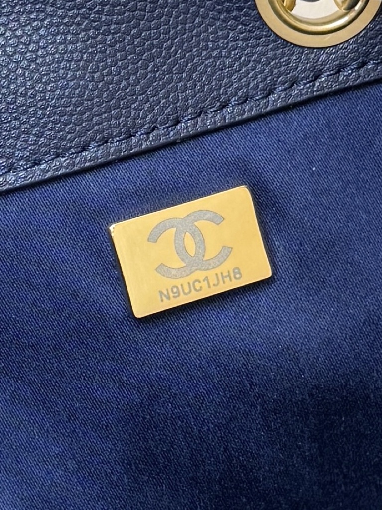 💰1780💰宝蓝色到货啦[庆祝][庆祝]
25B 秋冬预告系列新颜色👍👍
ZP 47800购入😊

Chane1 25s 25bag荔枝皮👜
小香已经给它取了专属的名字了25[强][强]火爆程度无需多说[蛋糕]
走秀上推荐最多的包！真的非常经典实用[爱心][爱心]容量很大，超级百搭！推荐💯

原厂正品haas荔枝小牛皮[庆祝][庆祝]
AS5293（30*26*14cm）1780