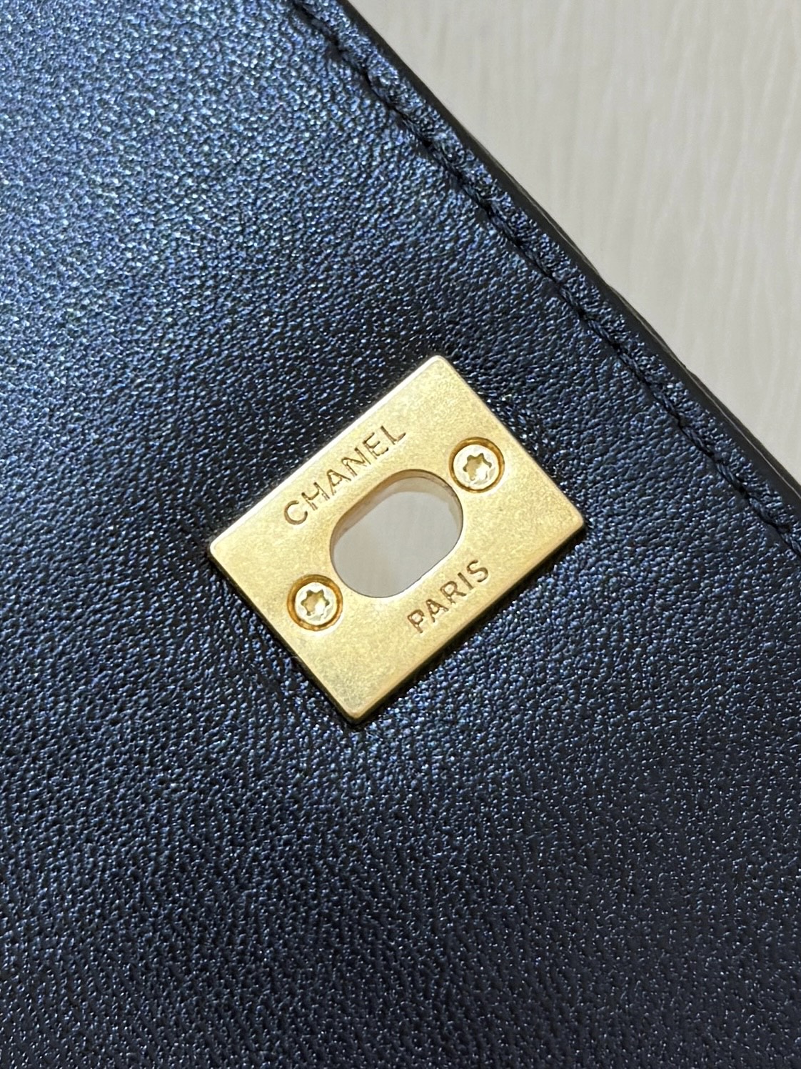 💰1280💰 出现货啦[庆祝][庆祝]
25A 高级手工坊👍👍
ZP 29000购入😊

Chane1 25A麂皮拼色翻盖包👜
每年高级手工坊都是最期待的一季[666]
这只麂皮拼色是非常热门的[玫瑰][玫瑰]可可爱爱一只，一眼心动💓vintage感拉满[得意][得意]很轻便，可以装下16plus[愉快][愉快]推荐💯

原厂正品麂皮拼小羊皮[庆祝][庆祝]
AP4677（20*12*3.5cm）1280