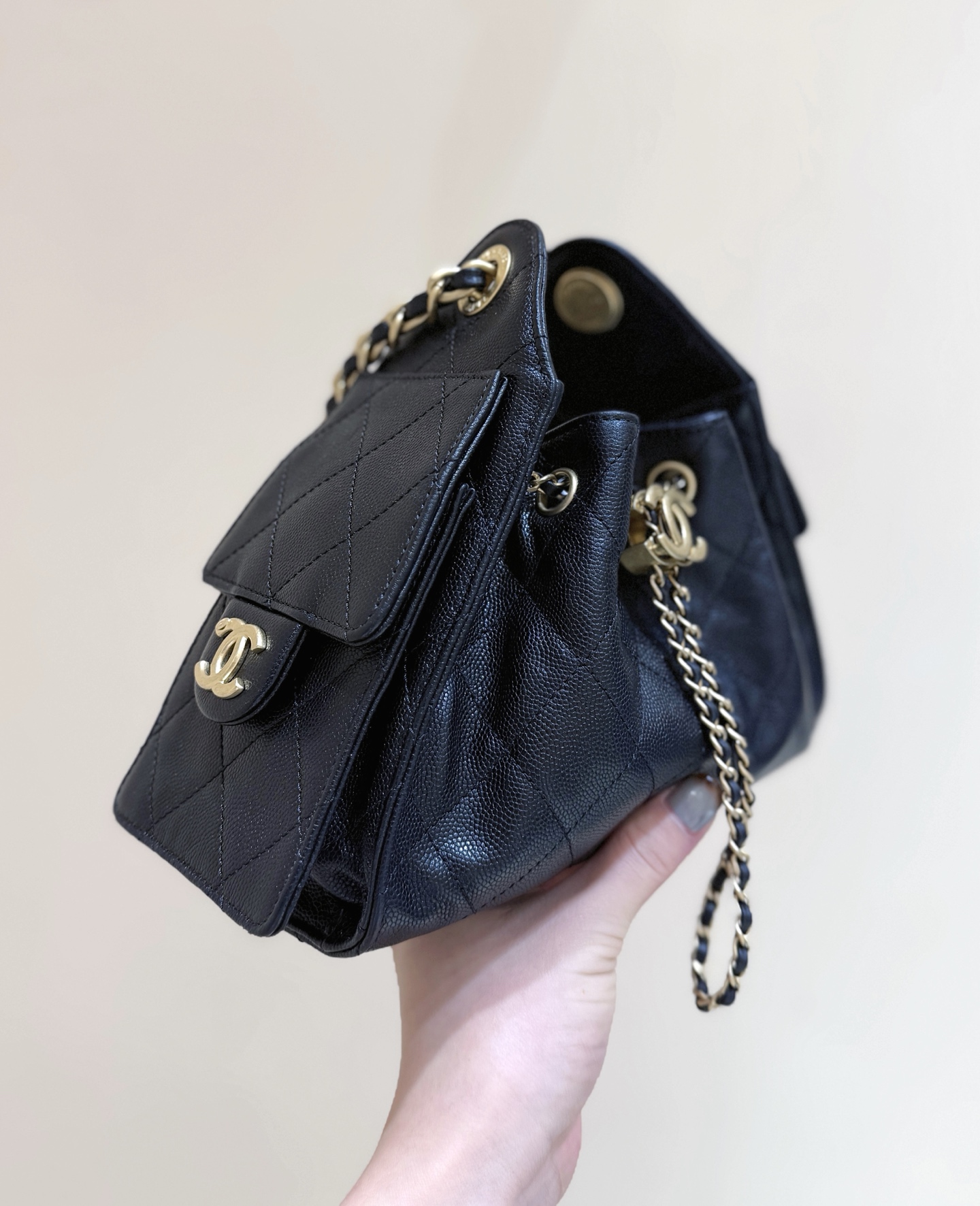 出货啦[庆祝][庆祝]
26C 早春度假系列👍👍
ZP 49200购入[愉快]

Chane1 26C &ldquo;25bag迷你&rdquo;登场👜
不愧是jennic同款，真的全球疯抢[得意][得意]
这只mini包把松弛感焊在包上了！[色][色]软软的菱格纹透着细腻肌理，复古又随性！就是妥妥的时髦精💗💗超级推荐[太阳]

原厂正品Haas荔枝小牛皮[庆祝][庆祝]
AS563100148（20*22*12.5cm）