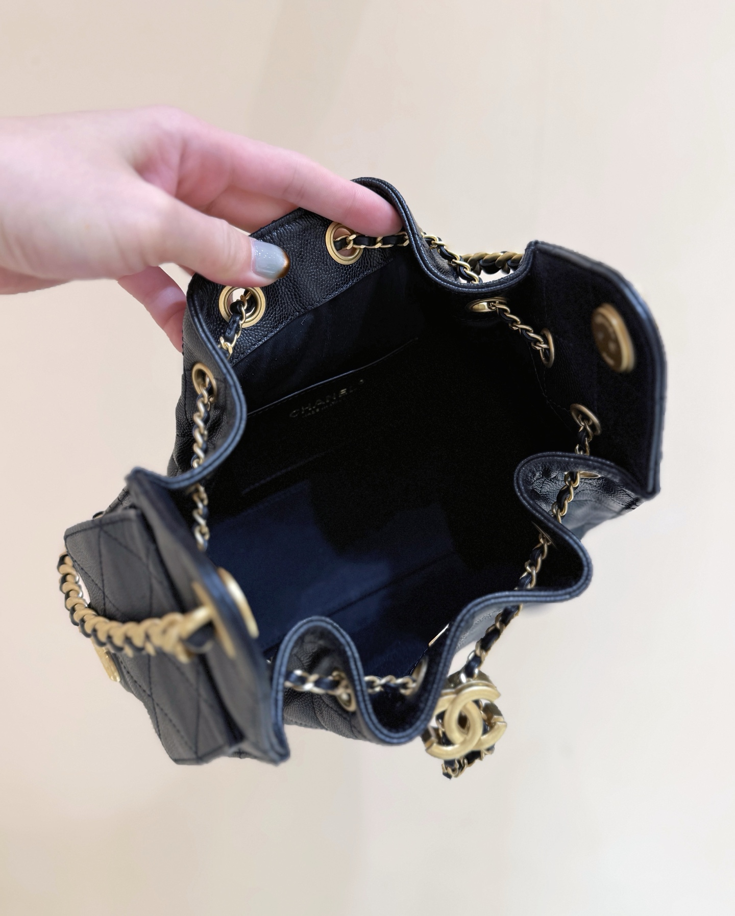 出货啦[庆祝][庆祝]
26C 早春度假系列👍👍
ZP 49200购入[愉快]

Chane1 26C &ldquo;25bag迷你&rdquo;登场👜
不愧是jennic同款，真的全球疯抢[得意][得意]
这只mini包把松弛感焊在包上了！[色][色]软软的菱格纹透着细腻肌理，复古又随性！就是妥妥的时髦精💗💗超级推荐[太阳]

原厂正品Haas荔枝小牛皮[庆祝][庆祝]
AS563100148（20*22*12.5cm）