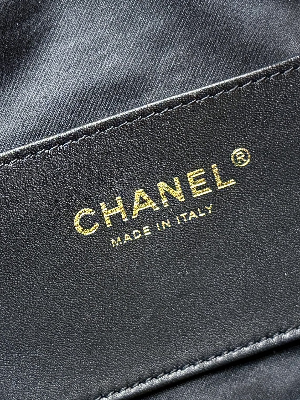 出货啦[庆祝][庆祝]
26C 早春度假系列👍👍
ZP 49200购入[愉快]

Chane1 26C &ldquo;25bag迷你&rdquo;登场👜
不愧是jennic同款，真的全球疯抢[得意][得意]
这只mini包把松弛感焊在包上了！[色][色]软软的菱格纹透着细腻肌理，复古又随性！就是妥妥的时髦精💗💗超级推荐[太阳]

原厂正品Haas荔枝小牛皮[庆祝][庆祝]
AS563100148（20*22*12.5cm）