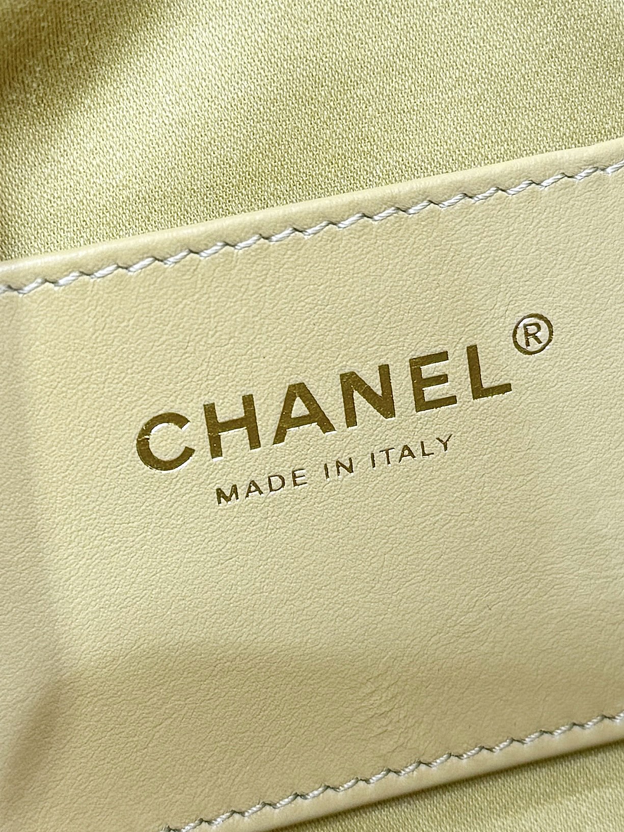 招财金出货啦[庆祝][庆祝]
26C 早春度假系列👍👍
ZP 49200购入[愉快]

Chane1 26C &ldquo;25bag迷你&rdquo;登场👜
不愧是jennic同款，真的全球疯抢[得意][得意]
这只mini包把松弛感焊在包上了！[色][色]软软的菱格纹透着细腻肌理，复古又随性！就是妥妥的时髦精💗💗超级推荐[太阳]

原厂正品Haas荔枝小牛皮[庆祝][庆祝]
AS563100148（20*22*12.5cm）