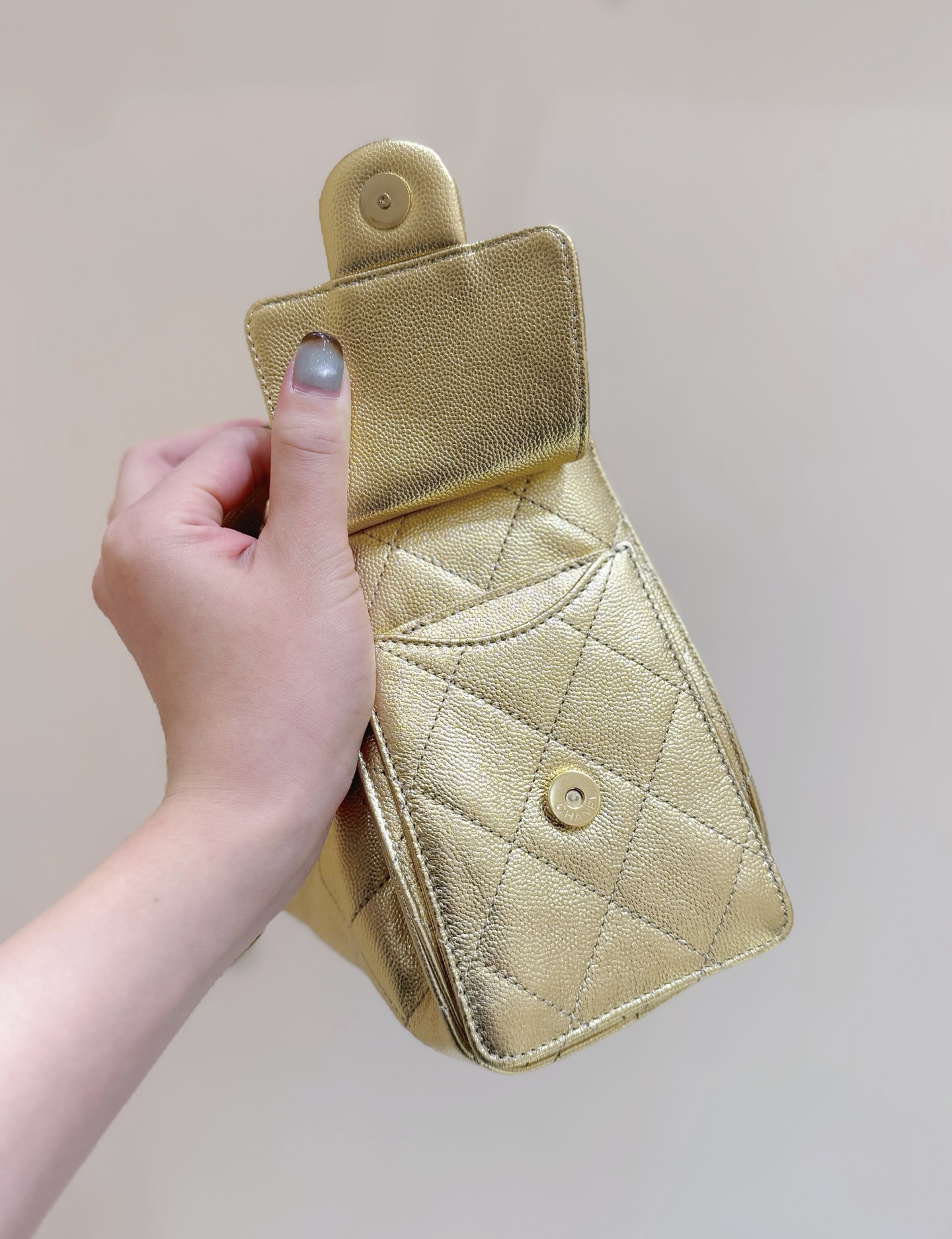 招财金出货啦[庆祝][庆祝]
26C 早春度假系列👍👍
ZP 49200购入[愉快]

Chane1 26C &ldquo;25bag迷你&rdquo;登场👜
不愧是jennic同款，真的全球疯抢[得意][得意]
这只mini包把松弛感焊在包上了！[色][色]软软的菱格纹透着细腻肌理，复古又随性！就是妥妥的时髦精💗💗超级推荐[太阳]

原厂正品Haas荔枝小牛皮[庆祝][庆祝]
AS563100148（20*22*12.5cm）