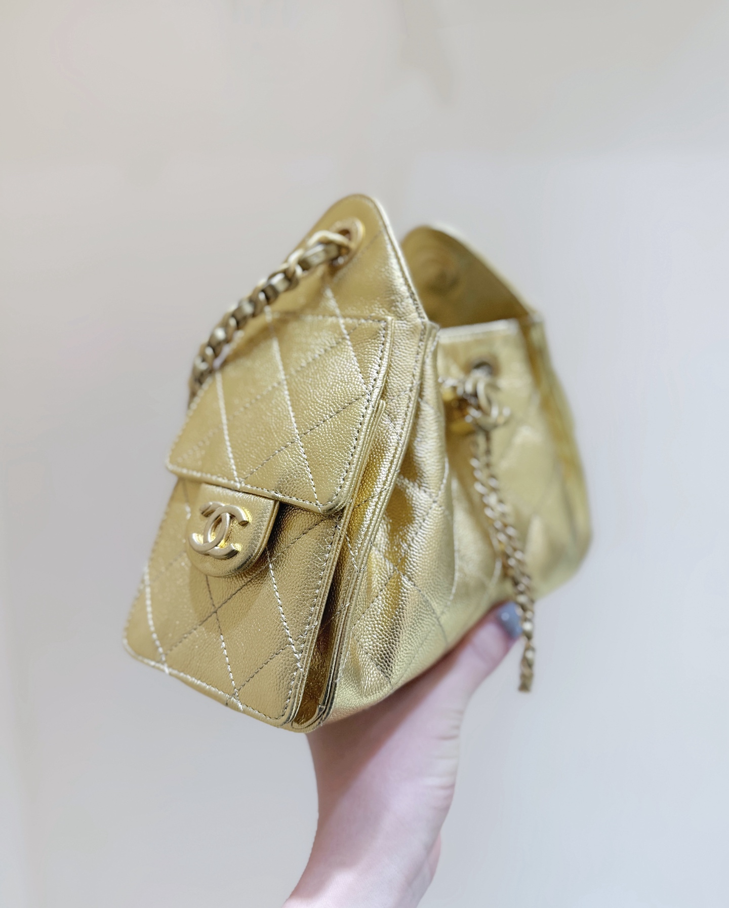 招财金出货啦[庆祝][庆祝]
26C 早春度假系列👍👍
ZP 49200购入[愉快]

Chane1 26C &ldquo;25bag迷你&rdquo;登场👜
不愧是jennic同款，真的全球疯抢[得意][得意]
这只mini包把松弛感焊在包上了！[色][色]软软的菱格纹透着细腻肌理，复古又随性！就是妥妥的时髦精💗💗超级推荐[太阳]

原厂正品Haas荔枝小牛皮[庆祝][庆祝]
AS563100148（20*22*12.5cm）