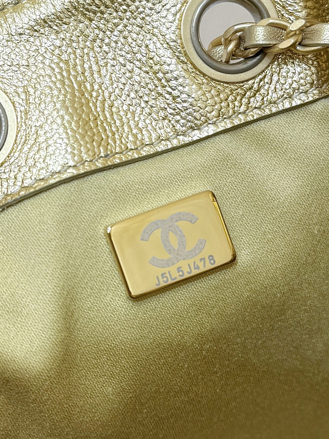 招财金出货啦[庆祝][庆祝]
26C 早春度假系列👍👍
ZP 49200购入[愉快]

Chane1 26C &ldquo;25bag迷你&rdquo;登场👜
不愧是jennic同款，真的全球疯抢[得意][得意]
这只mini包把松弛感焊在包上了！[色][色]软软的菱格纹透着细腻肌理，复古又随性！就是妥妥的时髦精💗💗超级推荐[太阳]

原厂正品Haas荔枝小牛皮[庆祝][庆祝]
AS563100148（20*22*12.5cm）