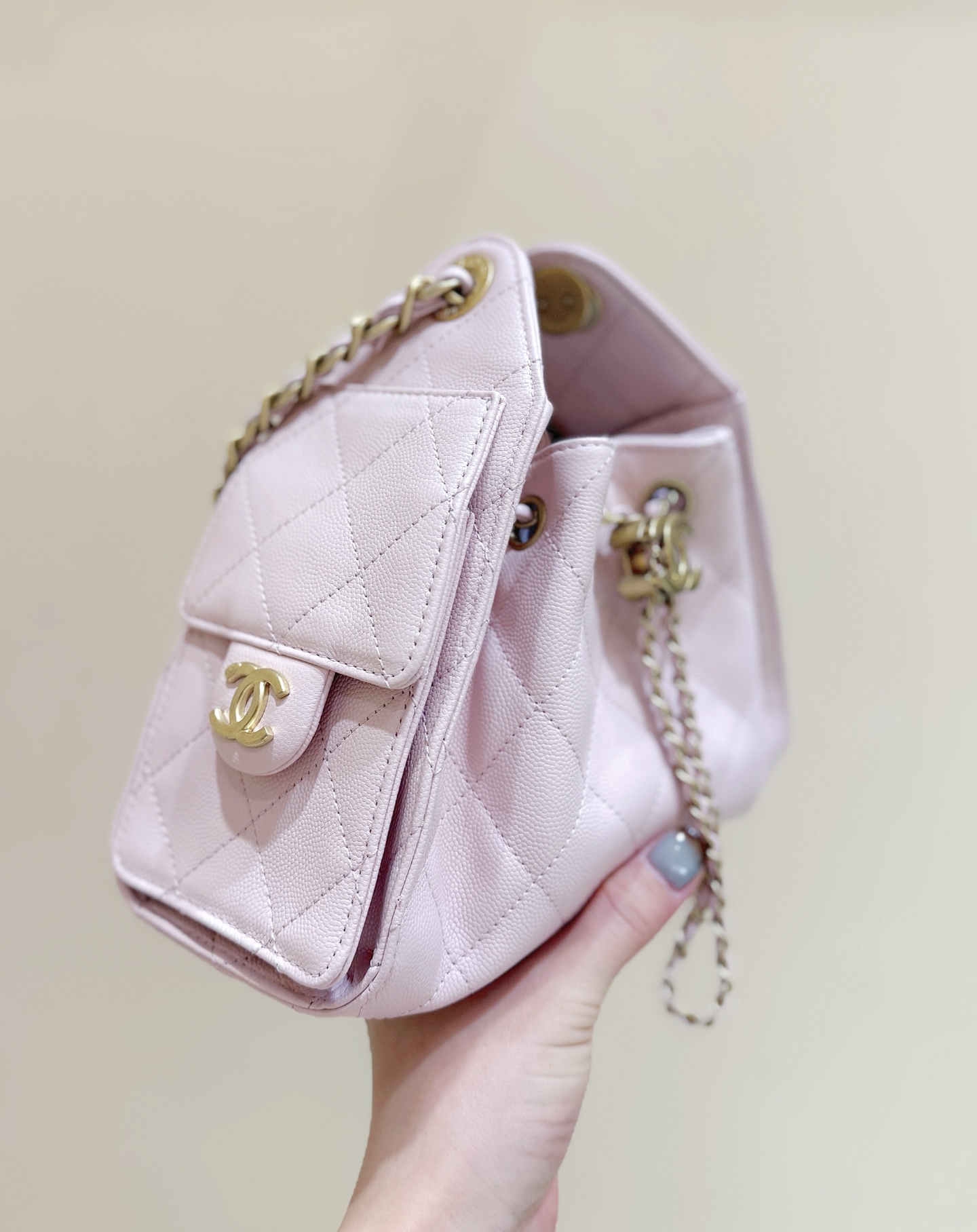 樱花粉出货啦[庆祝][庆祝]
26C 早春度假系列👍👍
ZP 49200购入[愉快]

Chane1 26C &ldquo;25bag迷你&rdquo;登场👜
不愧是jennic同款，真的全球疯抢[得意][得意]
这只mini包把松弛感焊在包上了！[色][色]软软的菱格纹透着细腻肌理，复古又随性！就是妥妥的时髦精💗💗超级推荐[太阳]

原厂正品Haas荔枝小牛皮[庆祝][庆祝]
AS563100148（20*22*12.5cm）